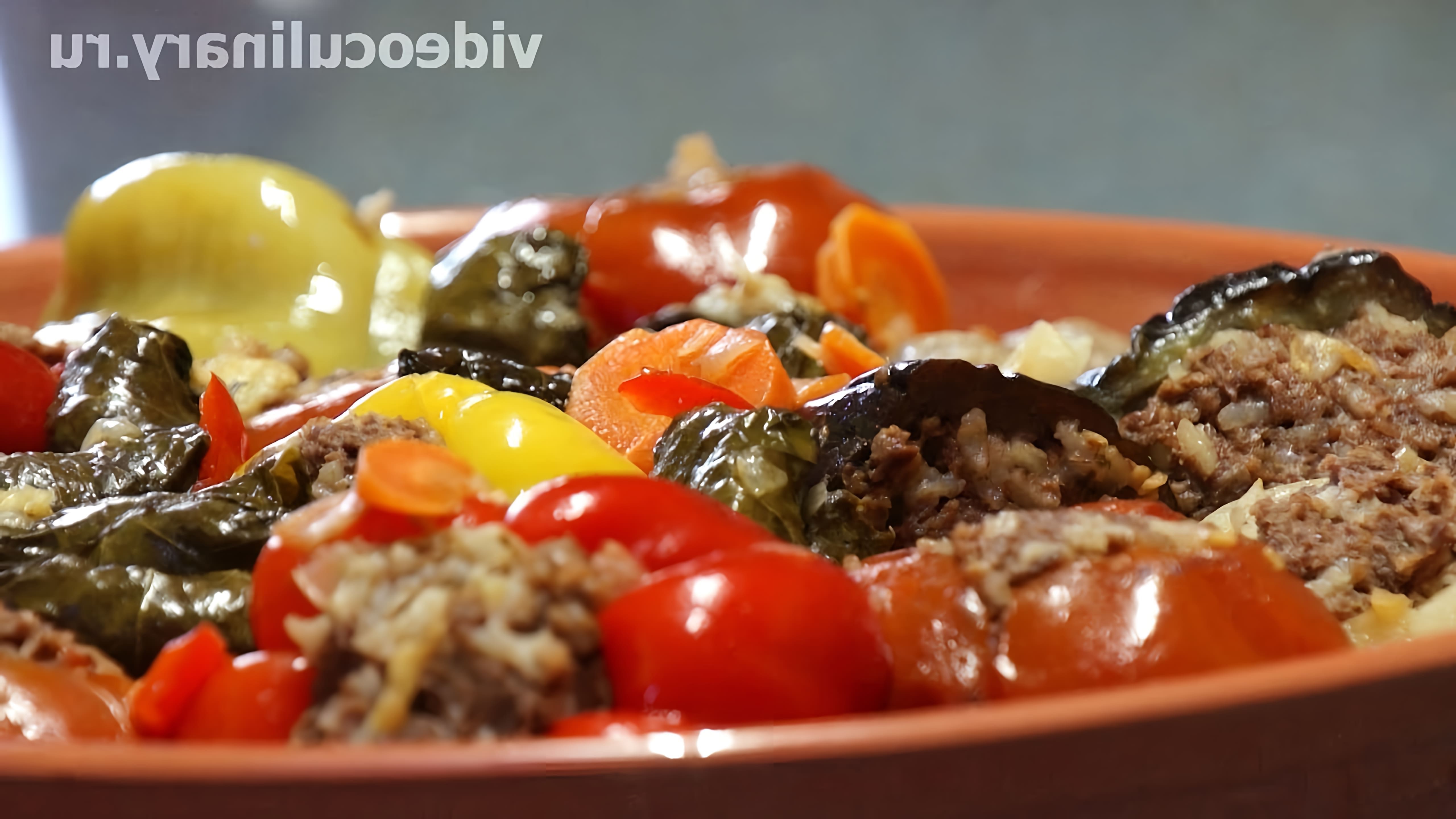В этом видео-ролике "Фаршированные овощи - Рецепт Бабушки Эммы" демонстрируется процесс приготовления вкусного и полезного блюда из овощей