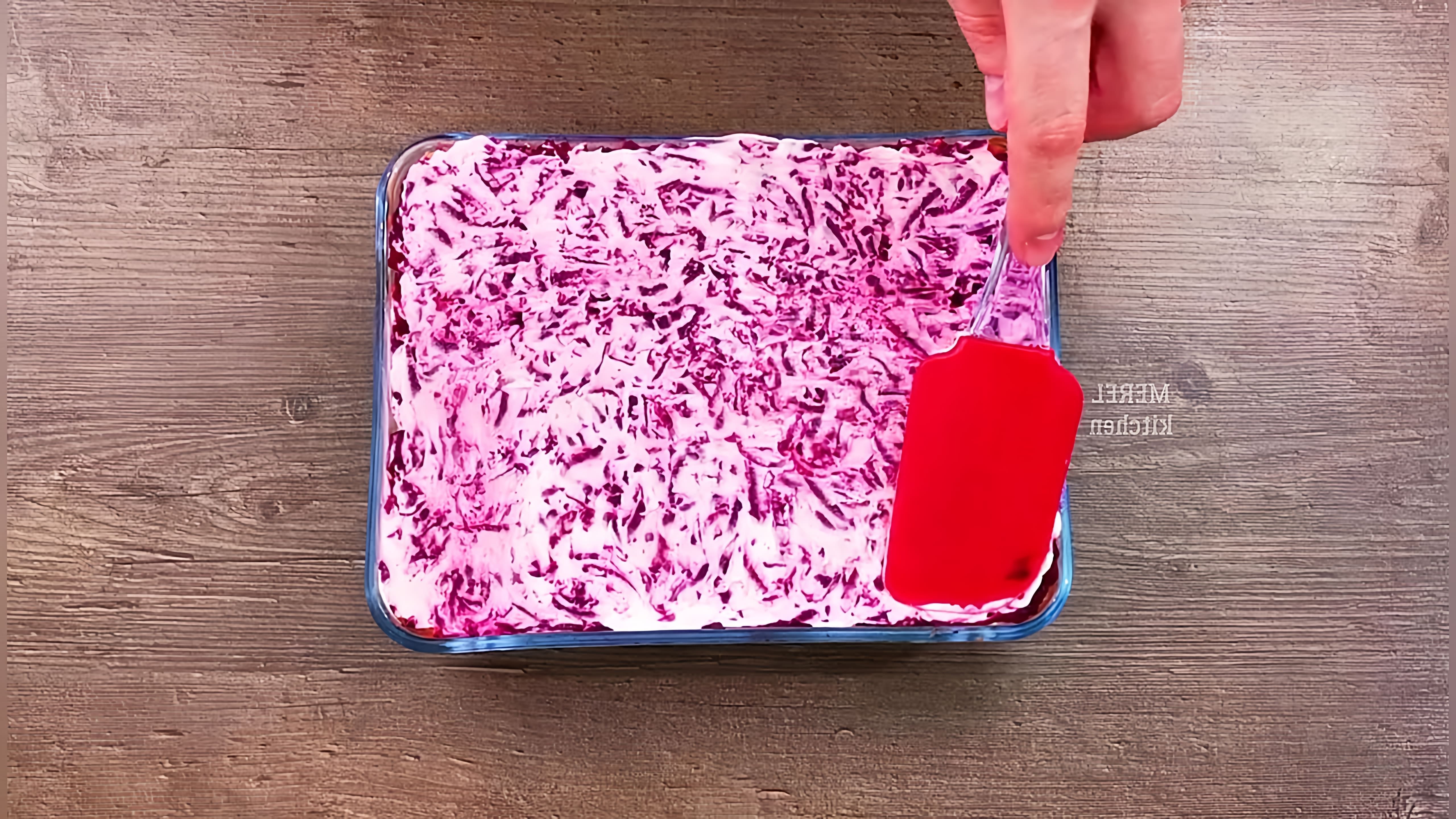В этом видео-ролике вы увидите необычный способ приготовления селедки под шубой