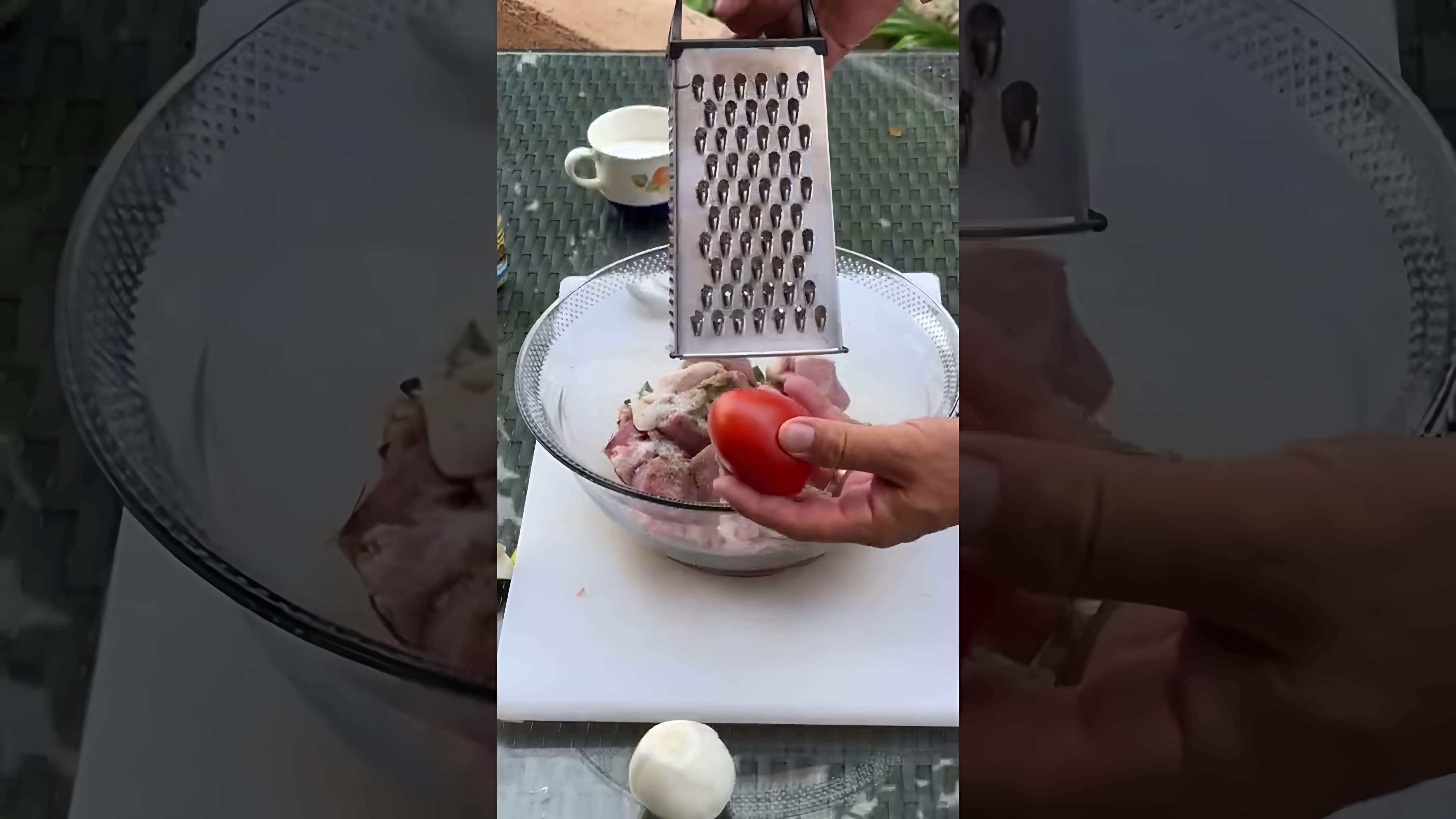 Видео посвящено приготовлению шашлыка из свинины