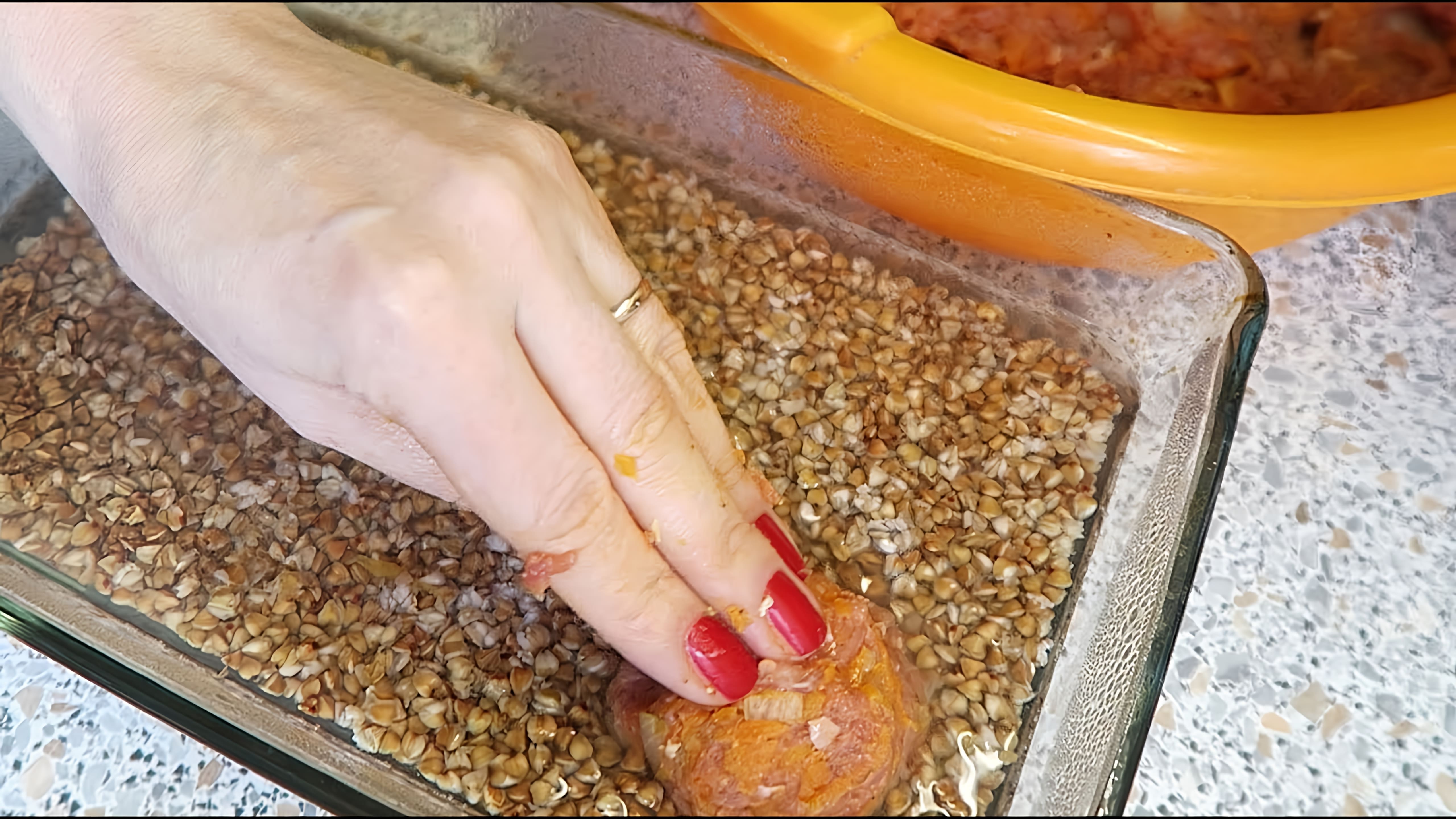 В этом видео демонстрируется процесс приготовления обеда из мяса с гречкой и овощами