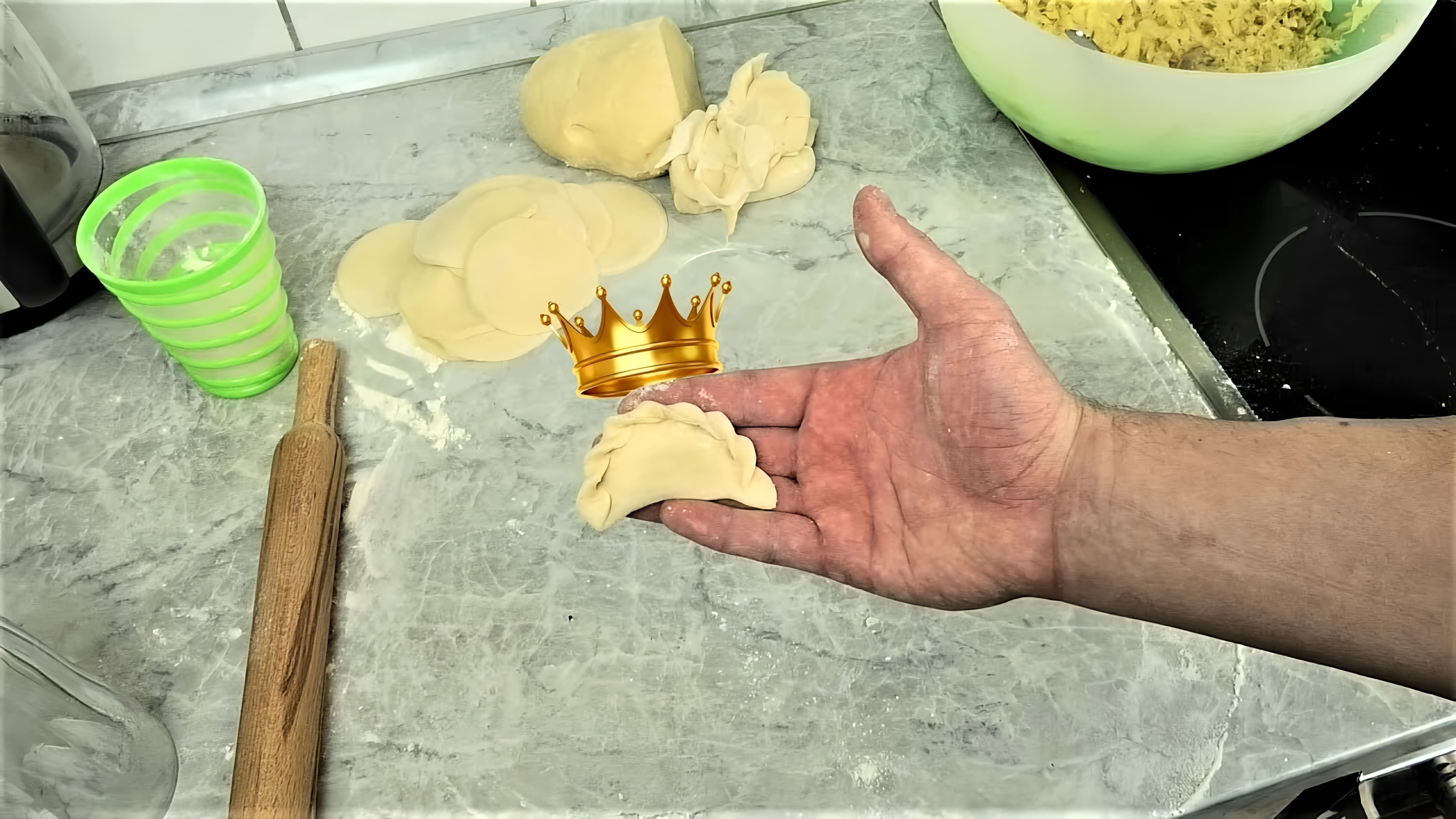 В этом видео папа на кухне делится рецептом вареников с сырой картошкой