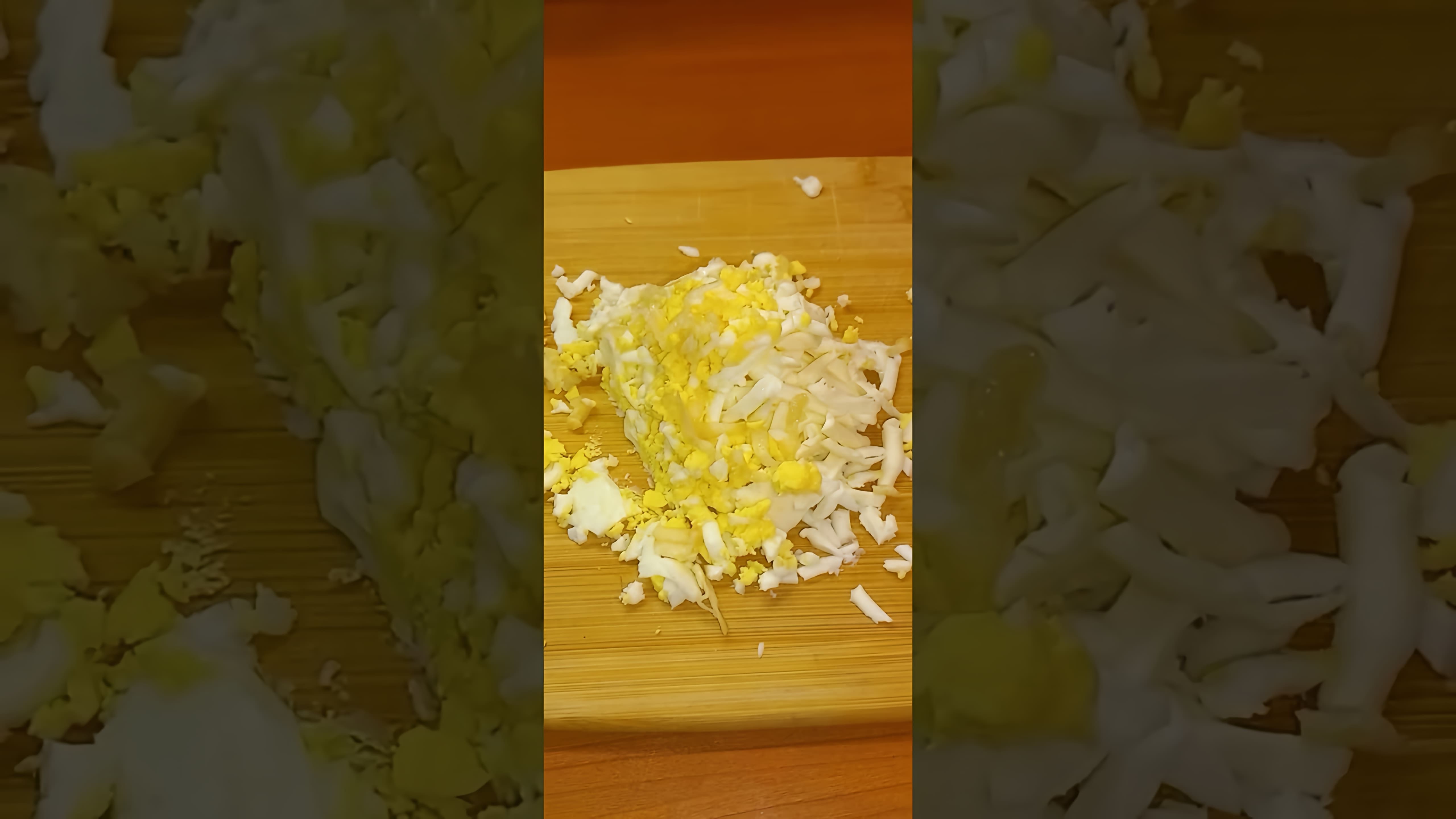 В видео-ролике рассказывается о популярной закуске в СССР - плавленом сыре с яйцом, чесноком и майонезом