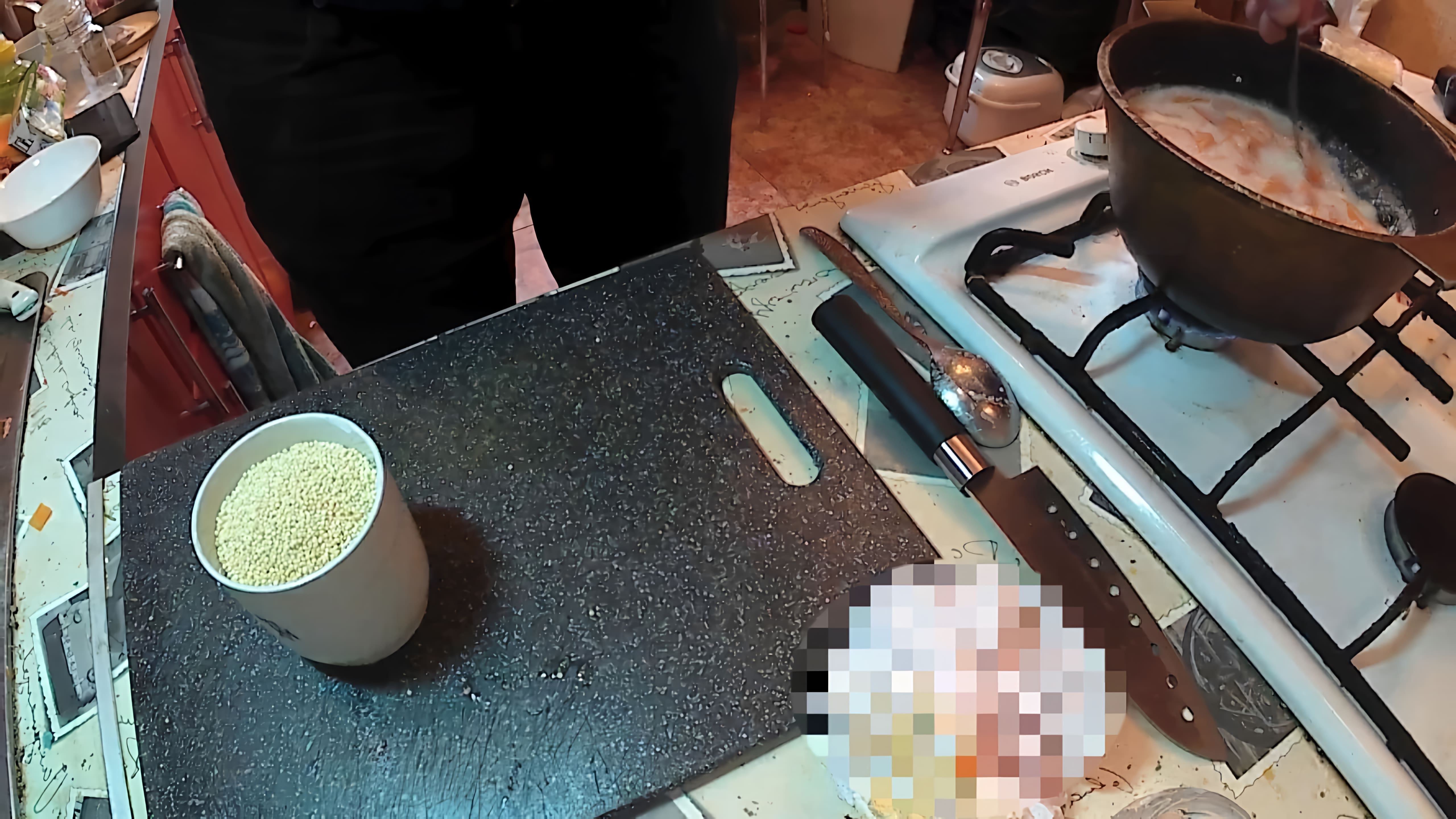 В этом видео демонстрируется процесс приготовления пшенной каши с тыквой по рецепту Натальи Кушнирской