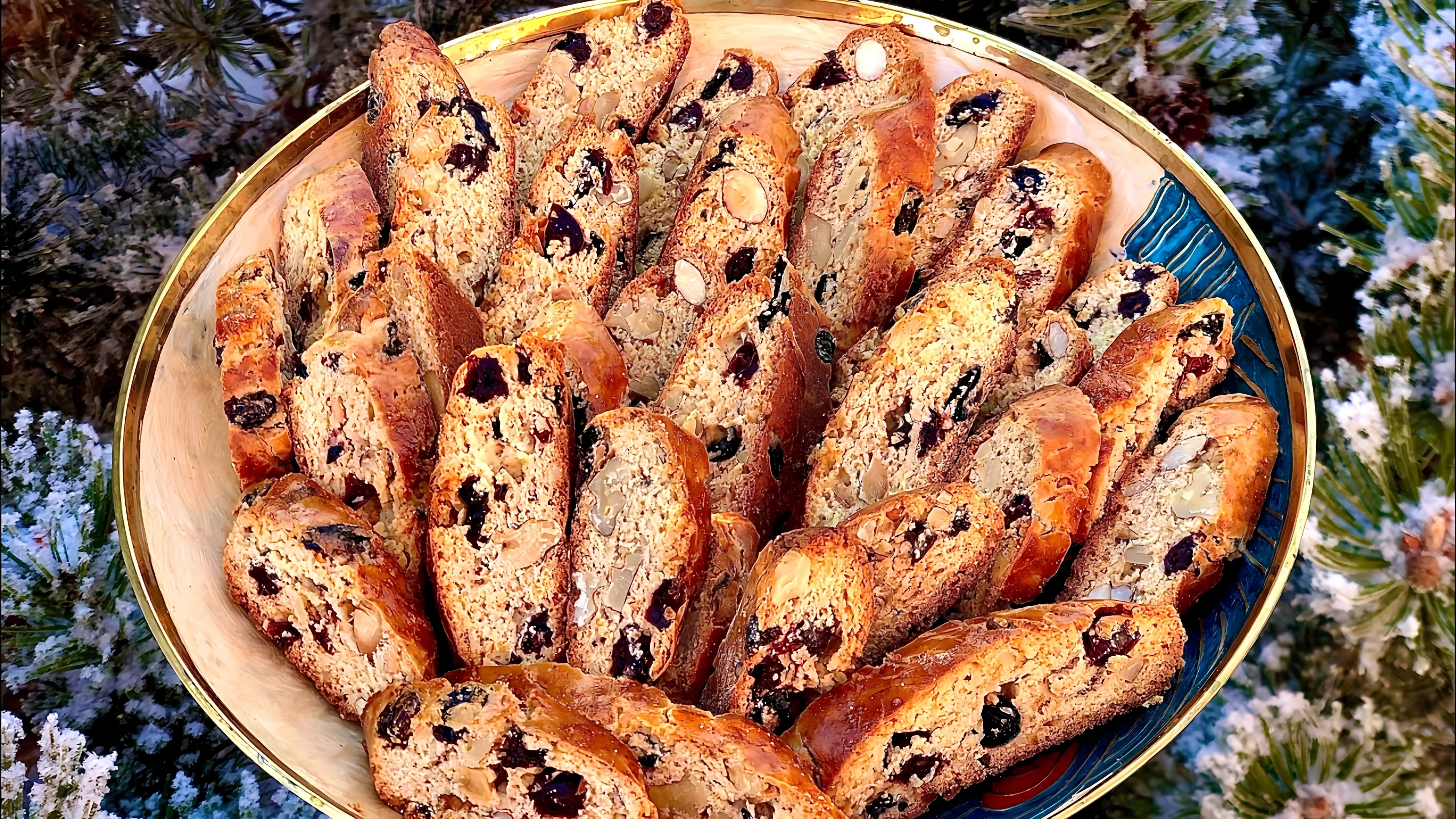 В этом видео демонстрируется рецепт приготовления итальянских печенек кантуччи с орехами и сухофруктами