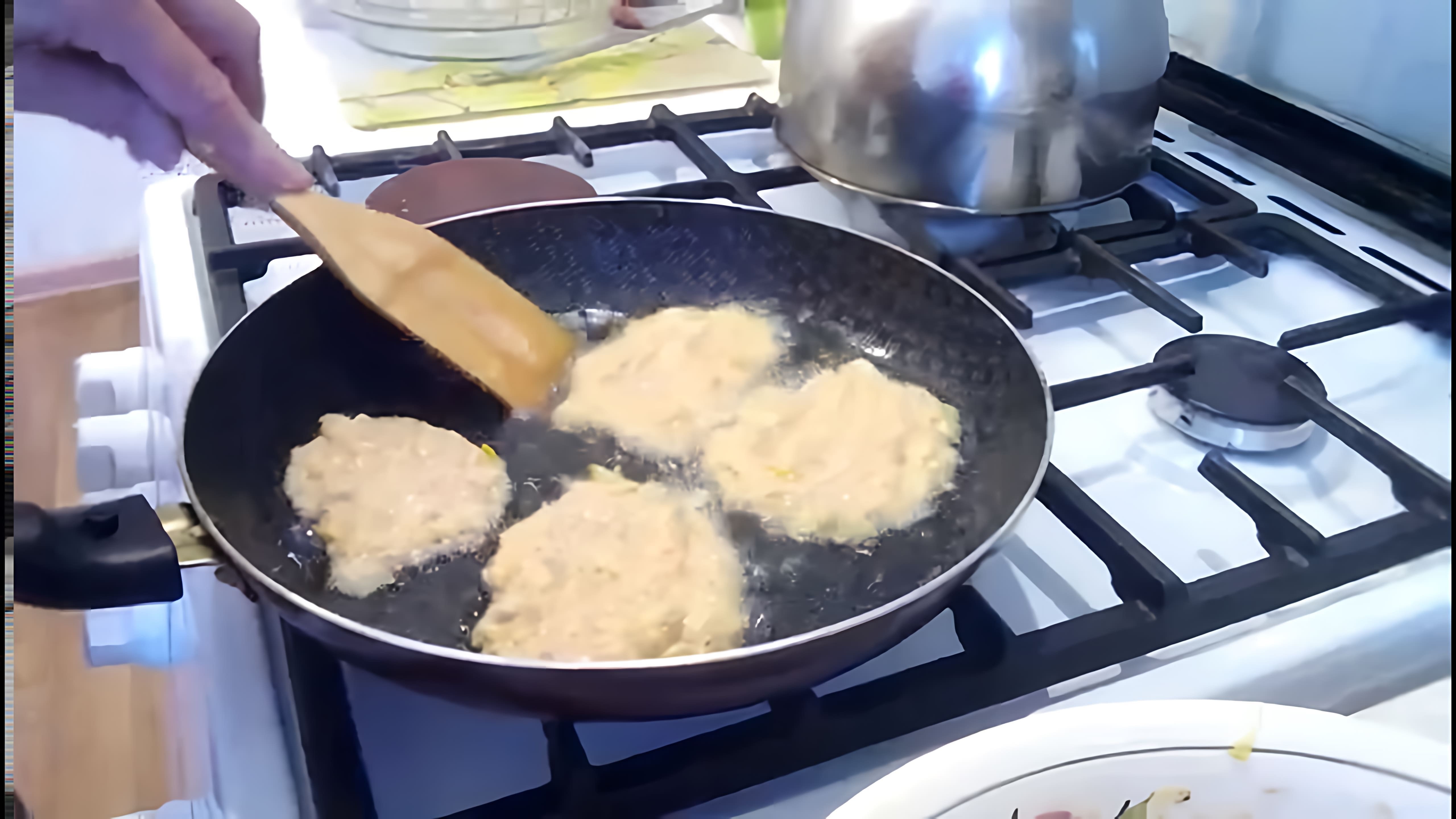 В этом видео-ролике вы увидите, как приготовить оладьи из кабачков с фаршем