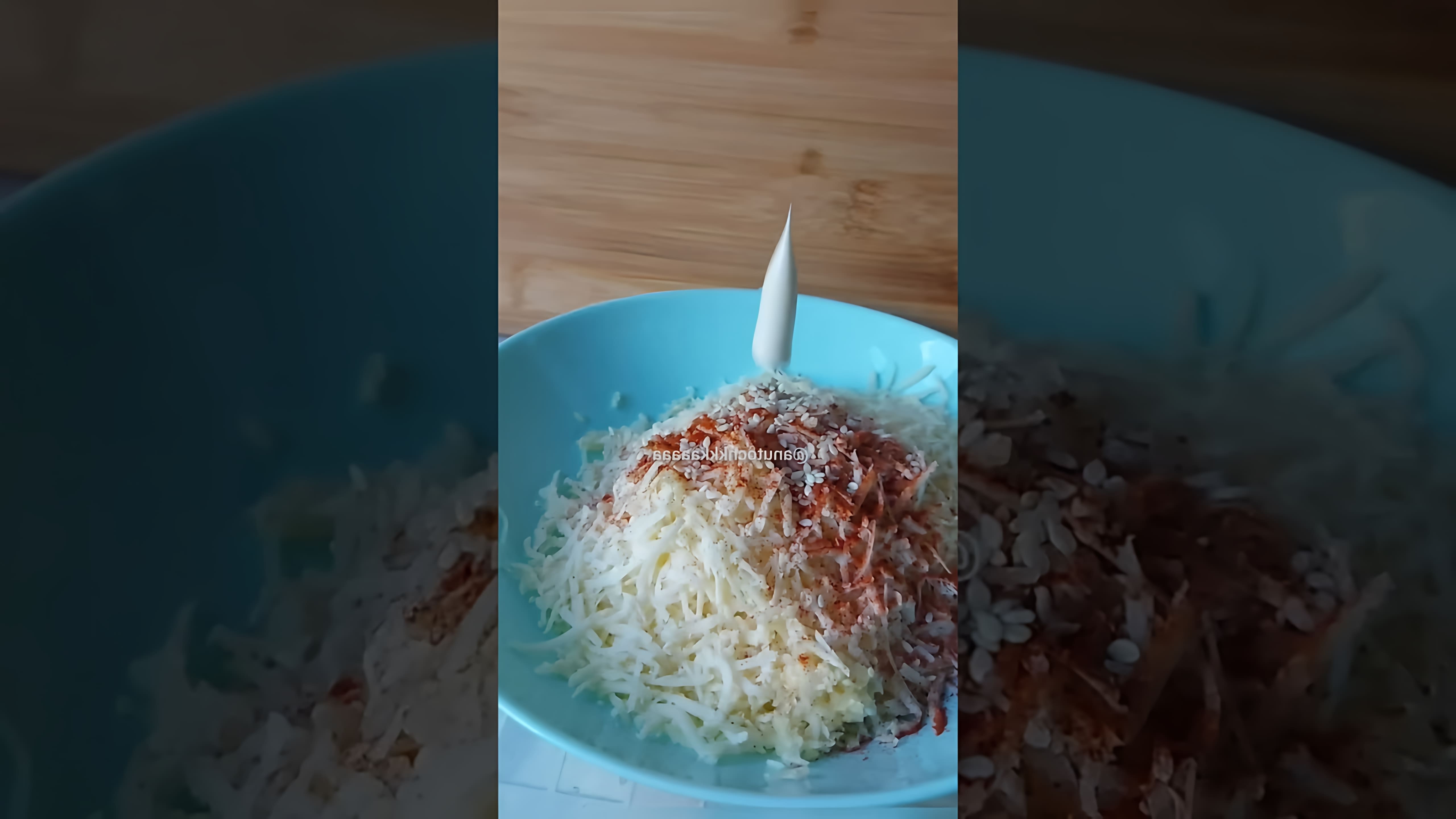 В этом видео-ролике будет показан рецепт приготовления вкусного салата с твердым сыром, майонезом, чесноком и мидиями в масле