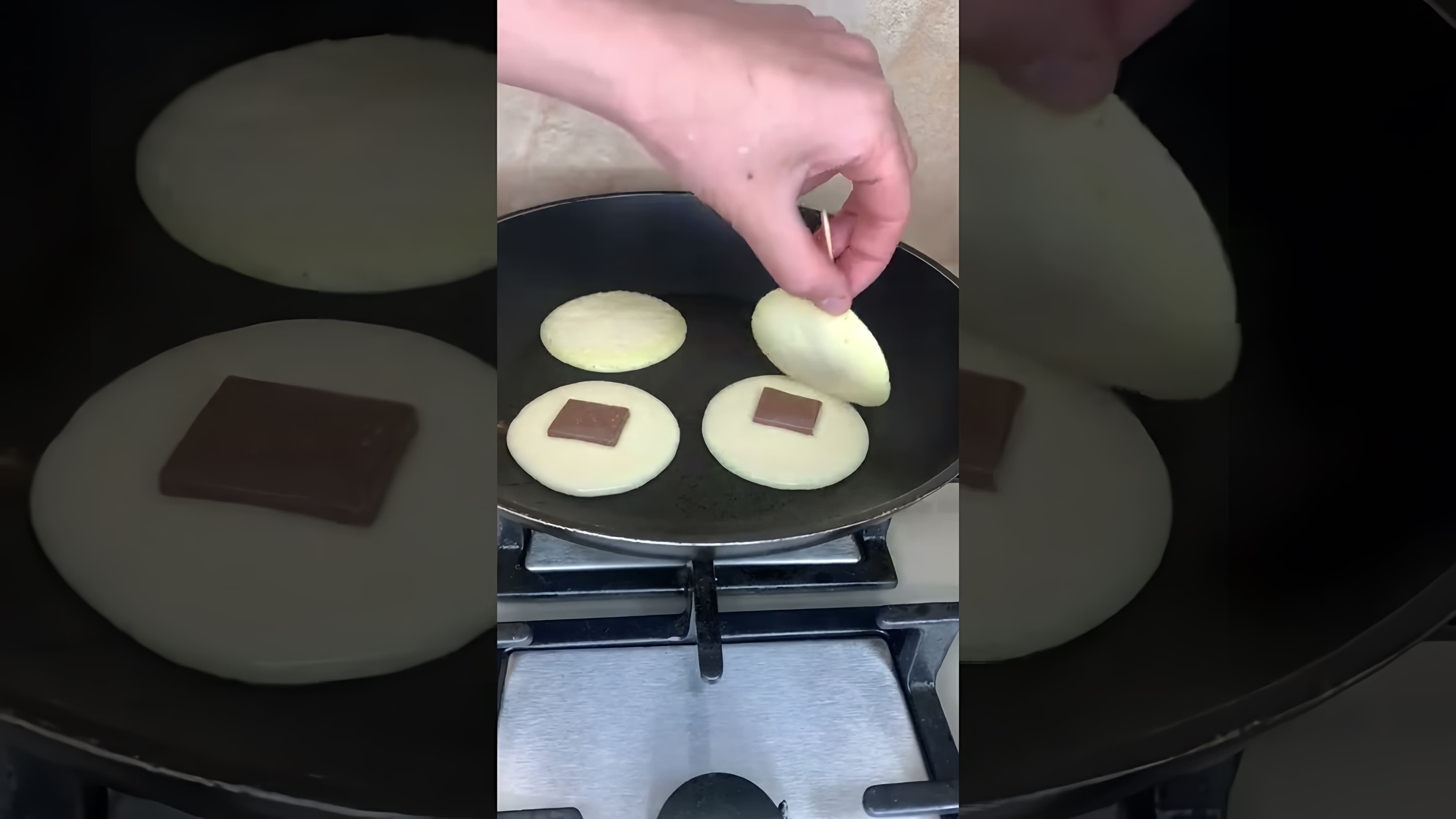 В этом видео-ролике вы увидите, как приготовить вкусные панкейки с шоколадом