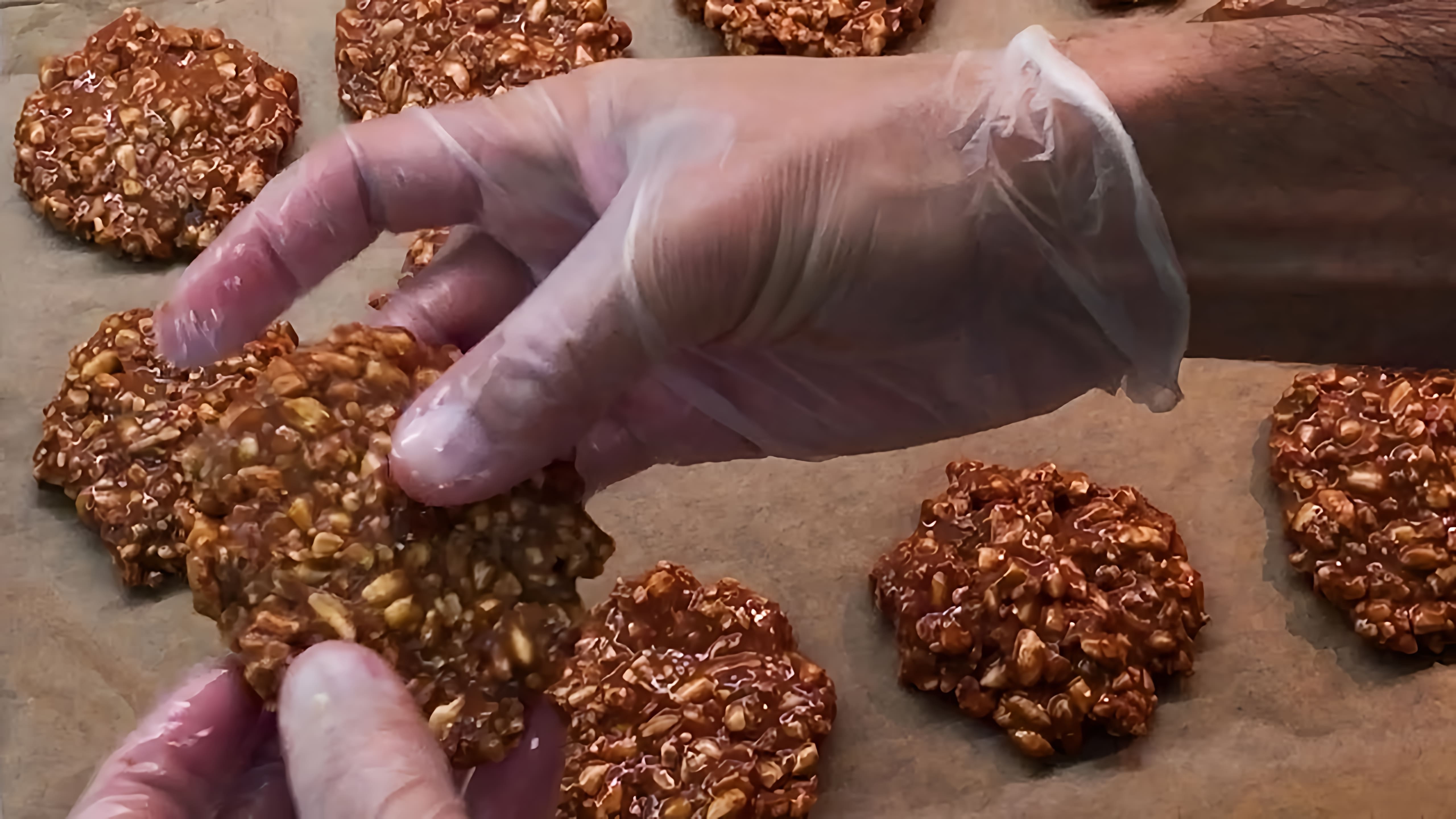 В этом видео демонстрируется процесс приготовления шоколадного печенья из воздушного риса