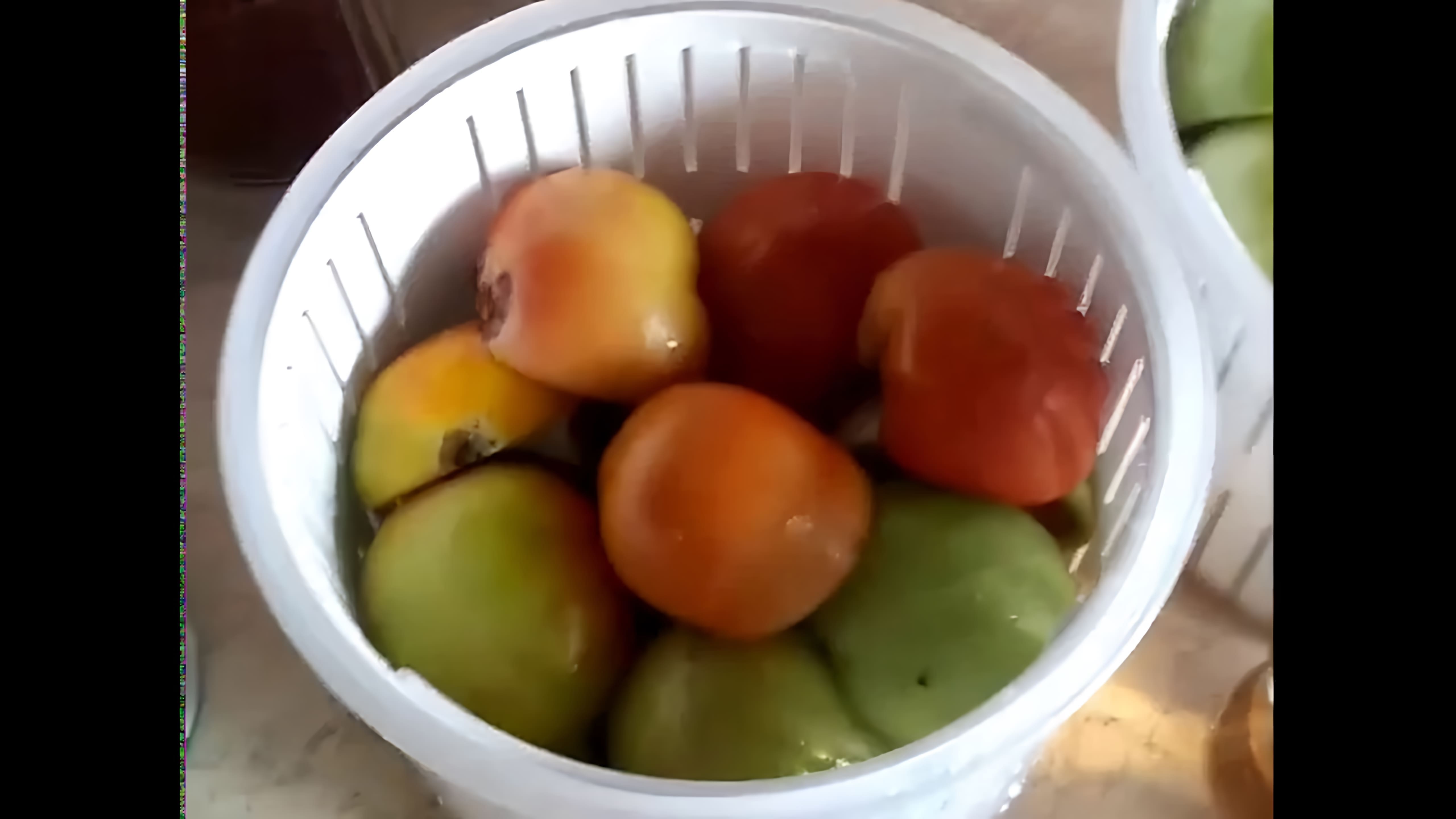 В этом видео демонстрируется процесс приготовления тушу из зеленых помидор по турецкому рецепту