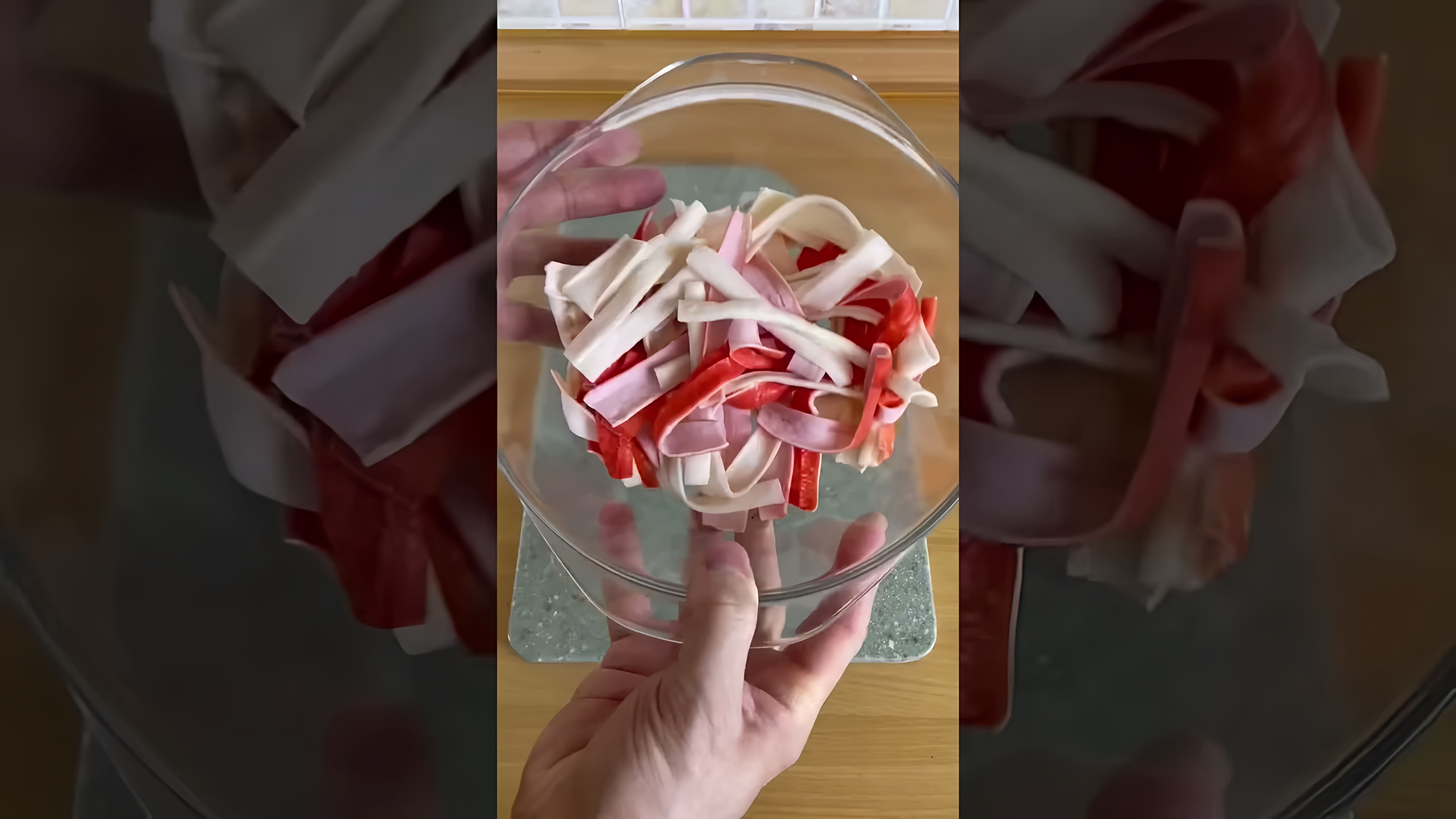 В этом видео показан процесс приготовления чипсов из крабовых палочек