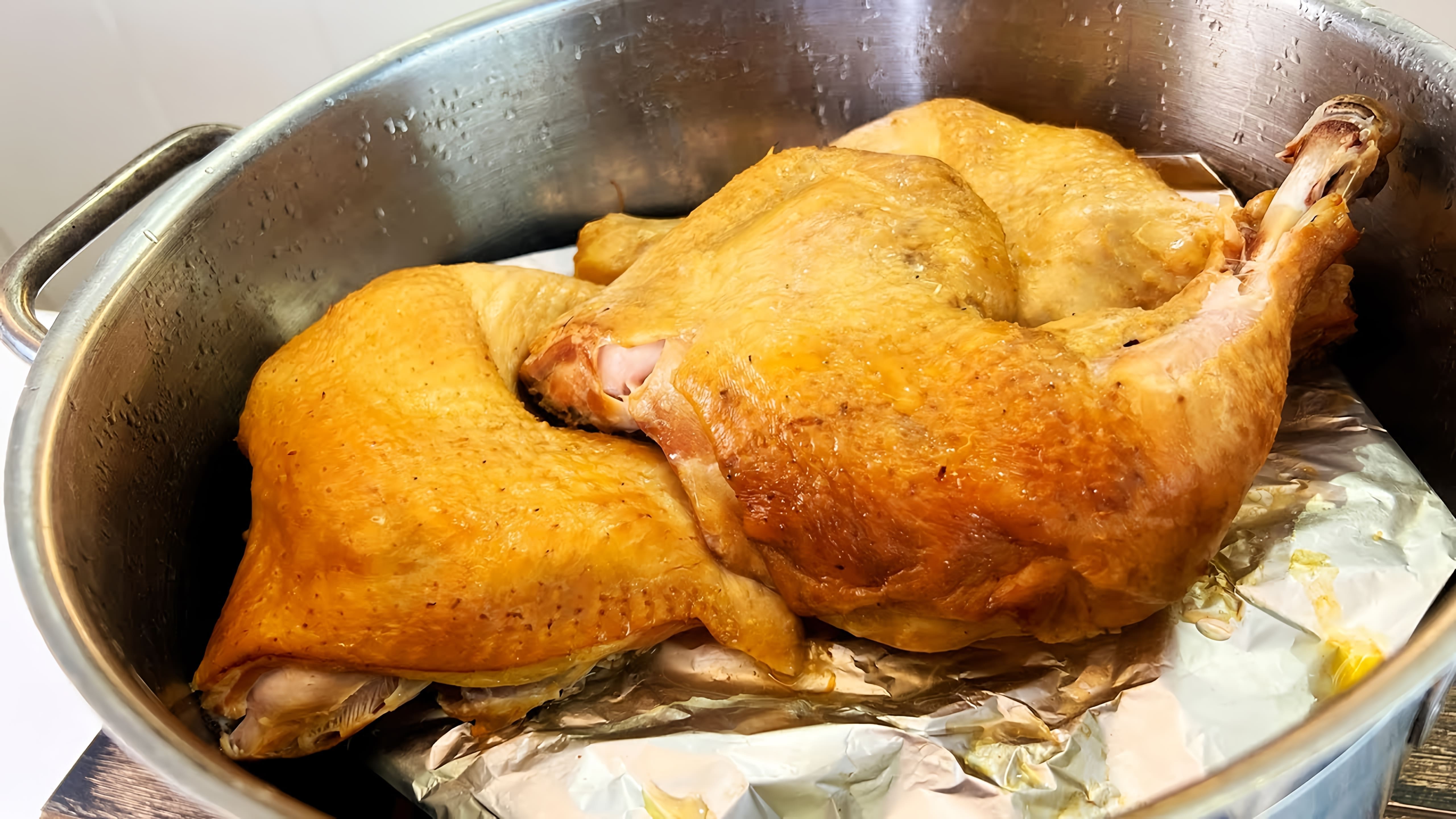 В данном видео демонстрируется процесс приготовления копченой курицы в домашних условиях