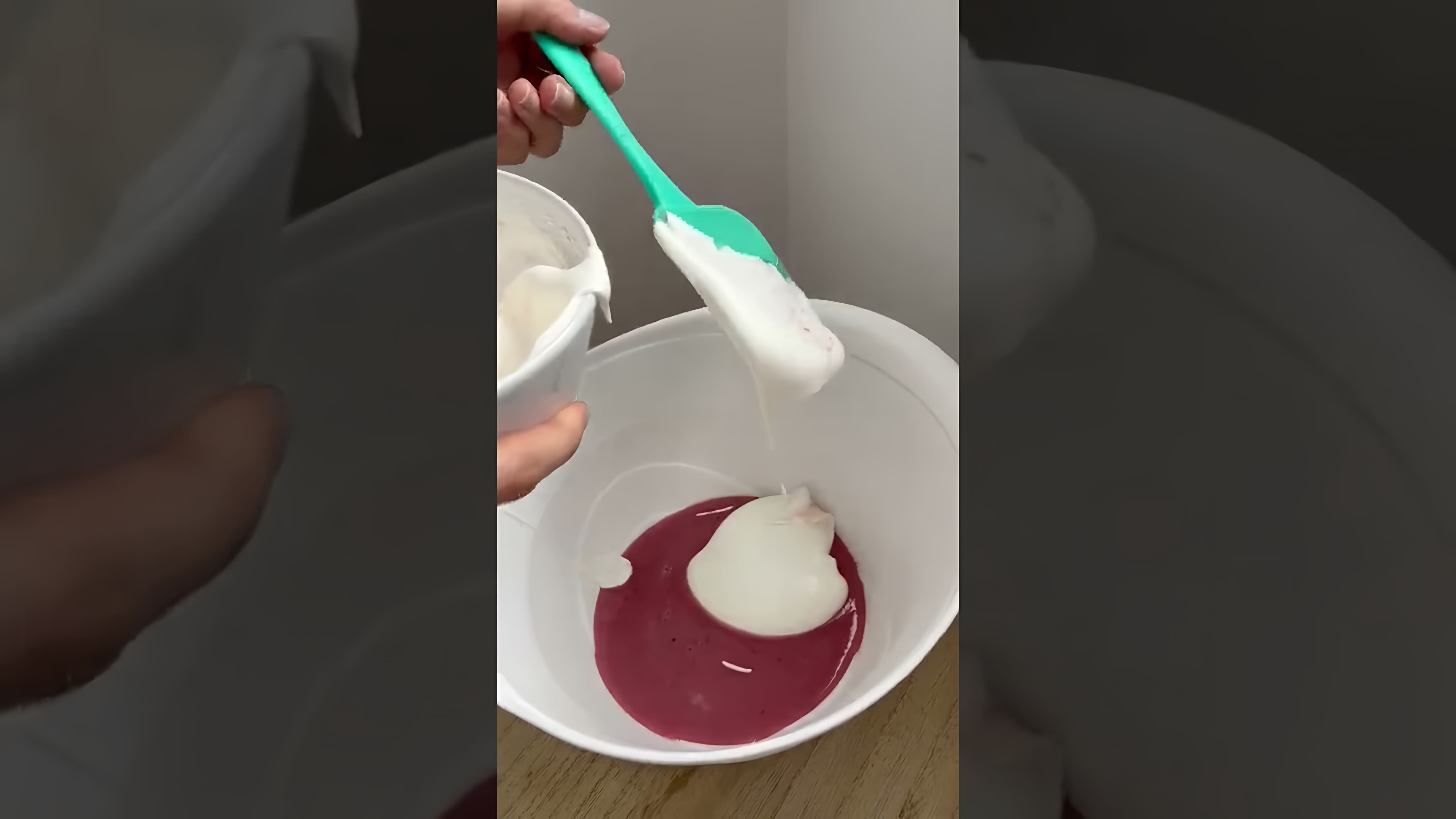 В этом видео демонстрируется рецепт клубничного мусса для торта