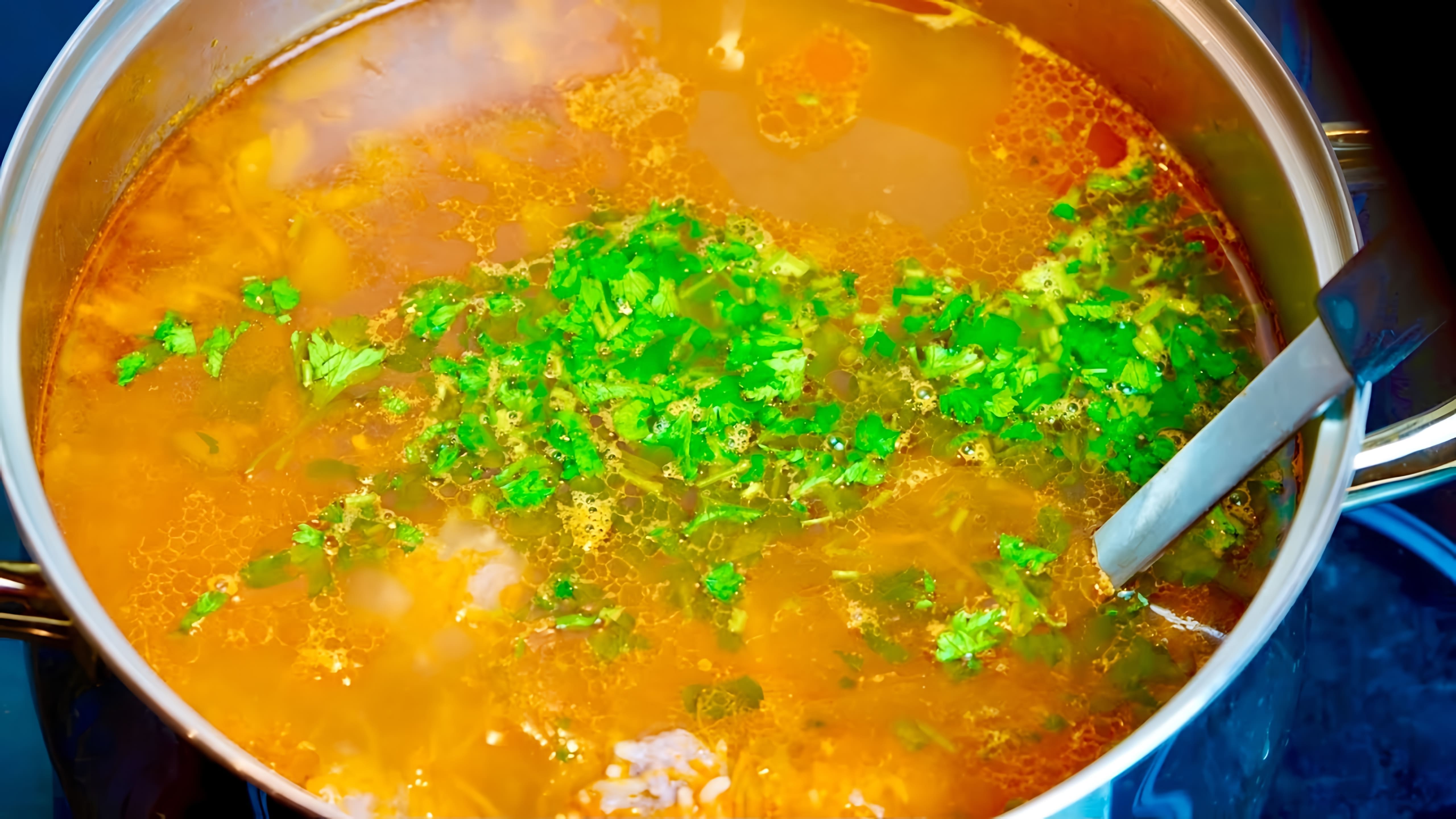 В этом видео демонстрируется процесс приготовления вкусного и простого супа из детства