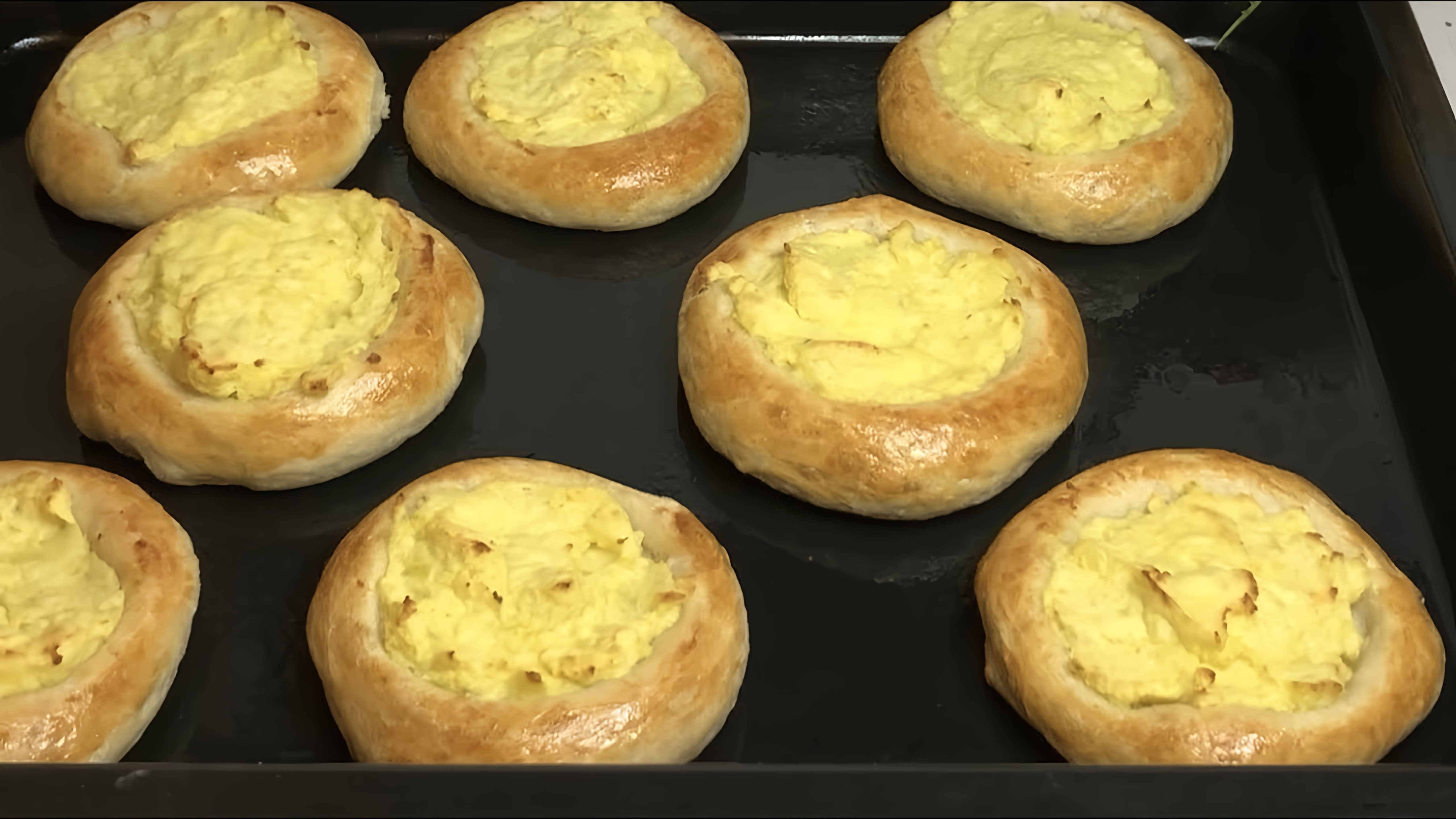 В этом видео-ролике рассказывается о традиционном блюде уральской кухни - шаньгах с картошкой