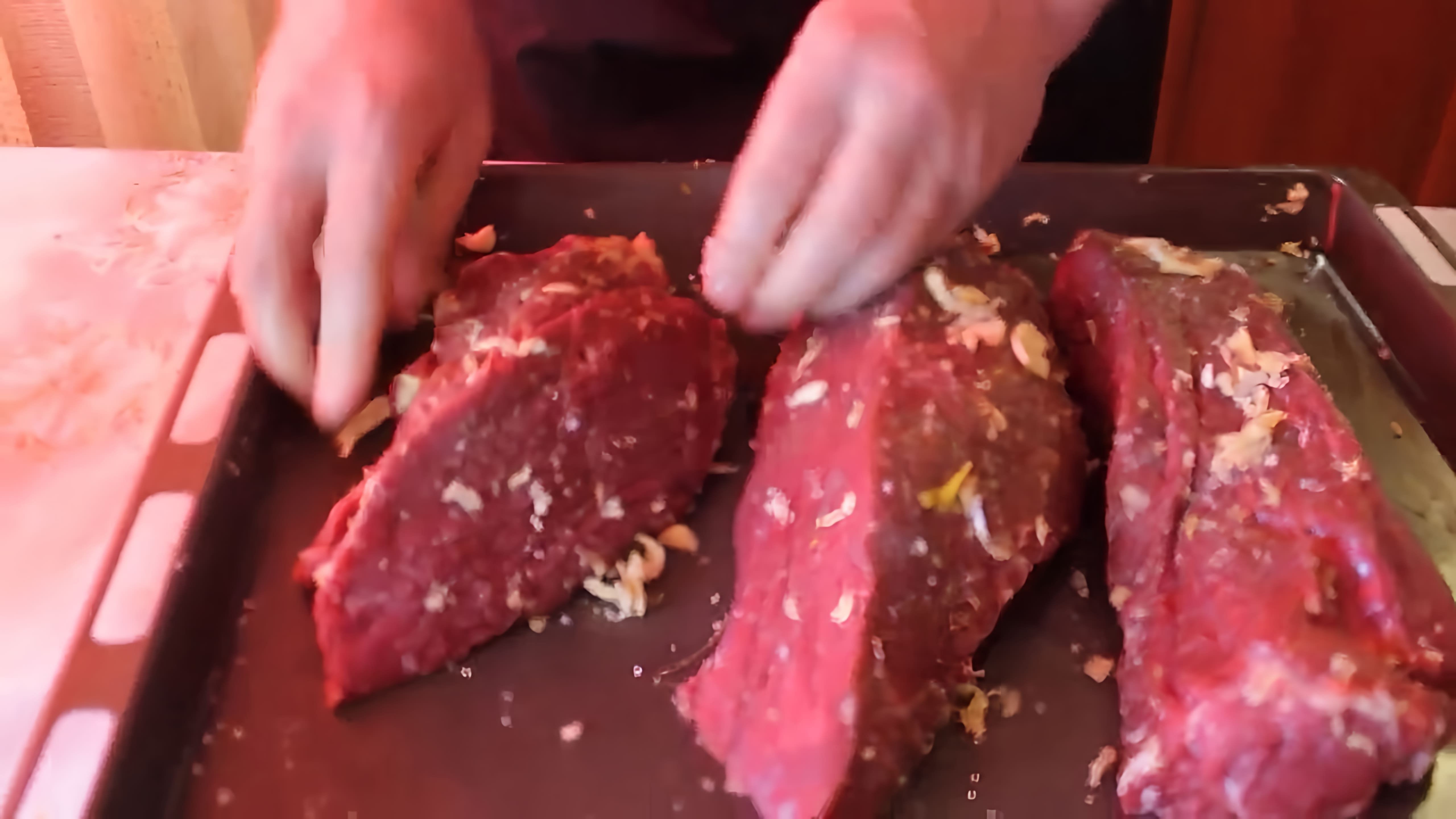 В данном видео демонстрируется процесс приготовления холодной закуски из мяса конины