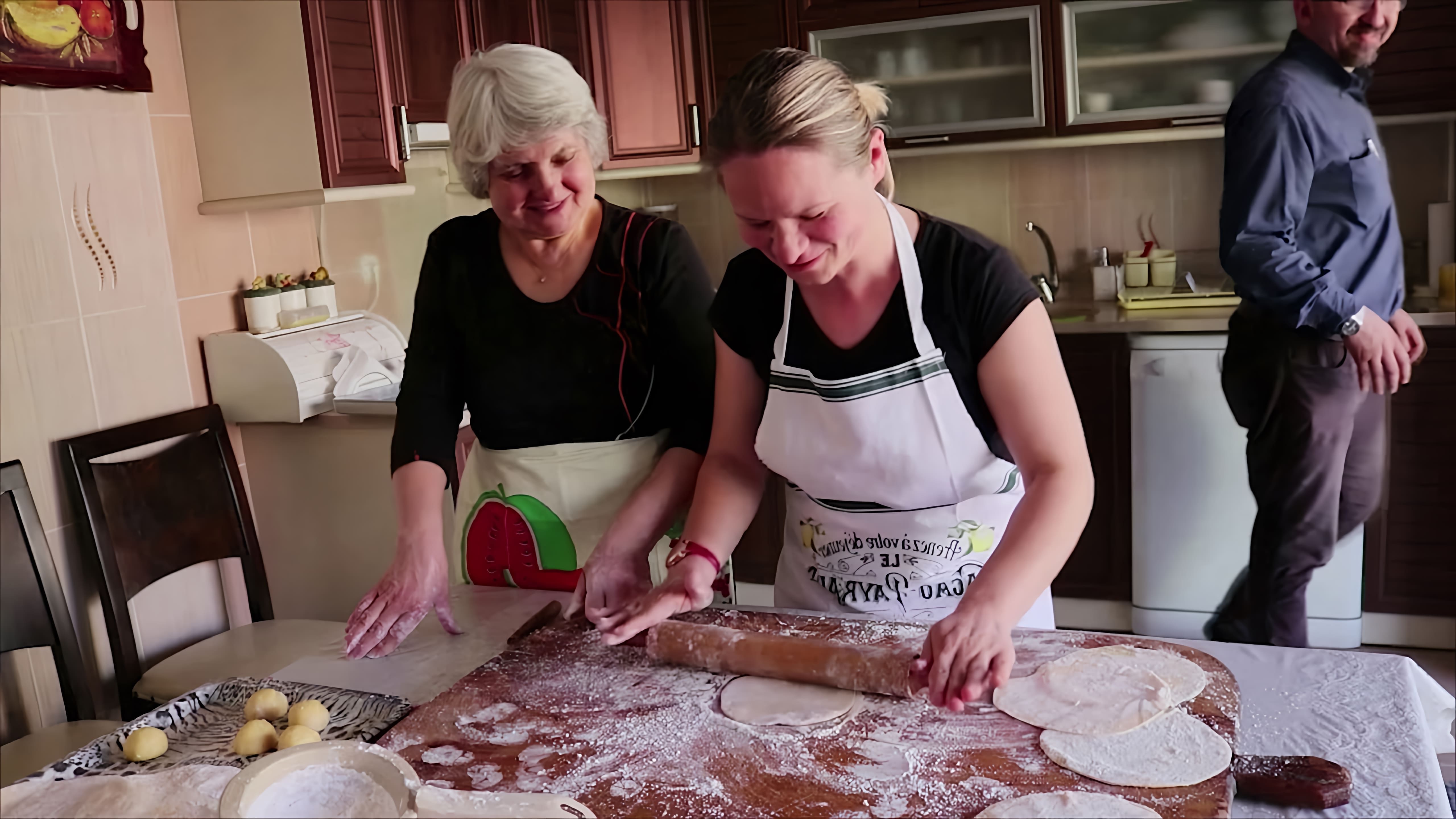 В этом видео демонстрируется рецепт турецкой пахлавы, традиционного турецкого десерта