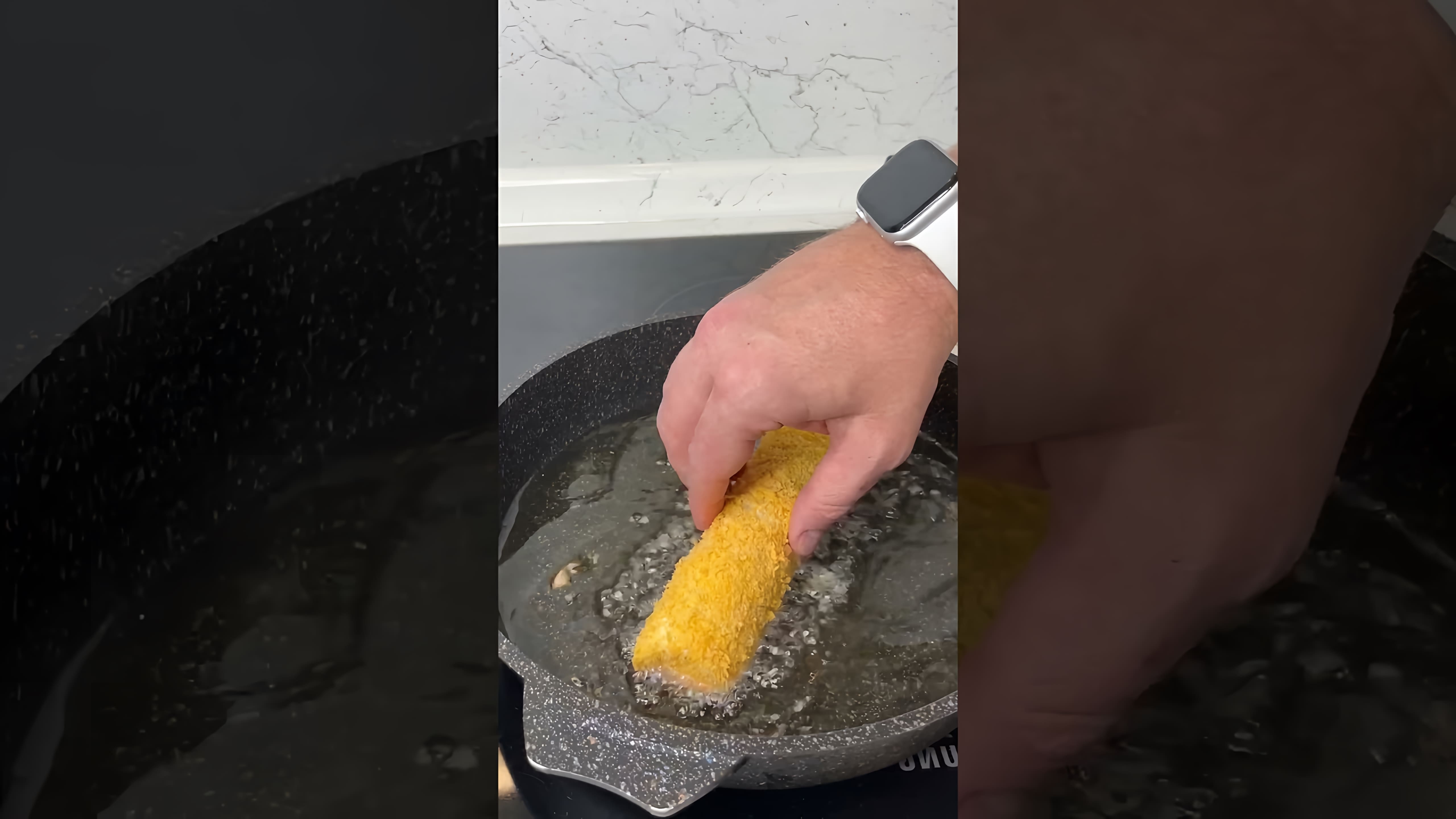 В этом видео демонстрируется процесс приготовления темпура роллов с креветками