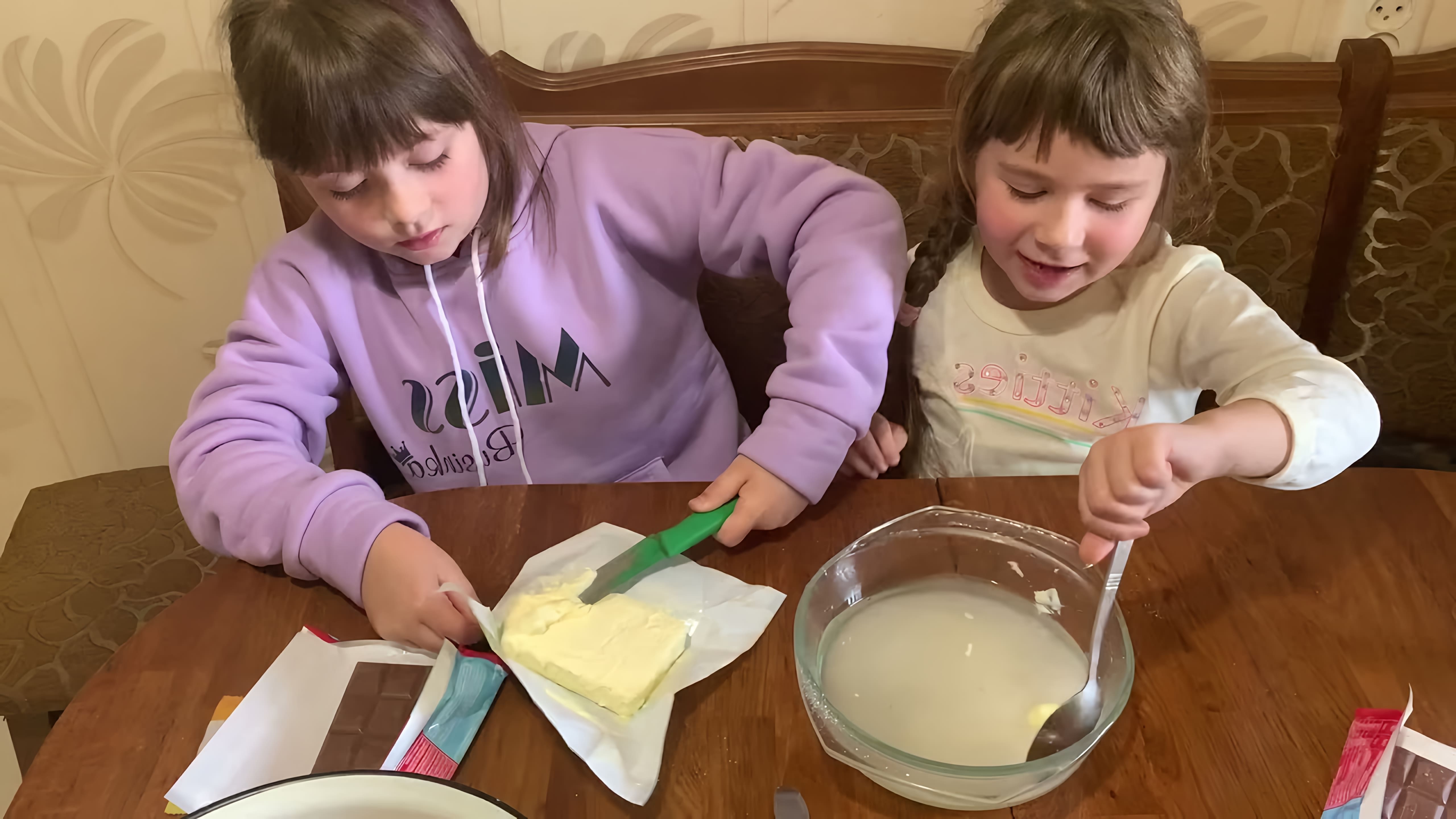В этом видео-ролике показан легкий рецепт торта без выпечки, который могут приготовить даже дети