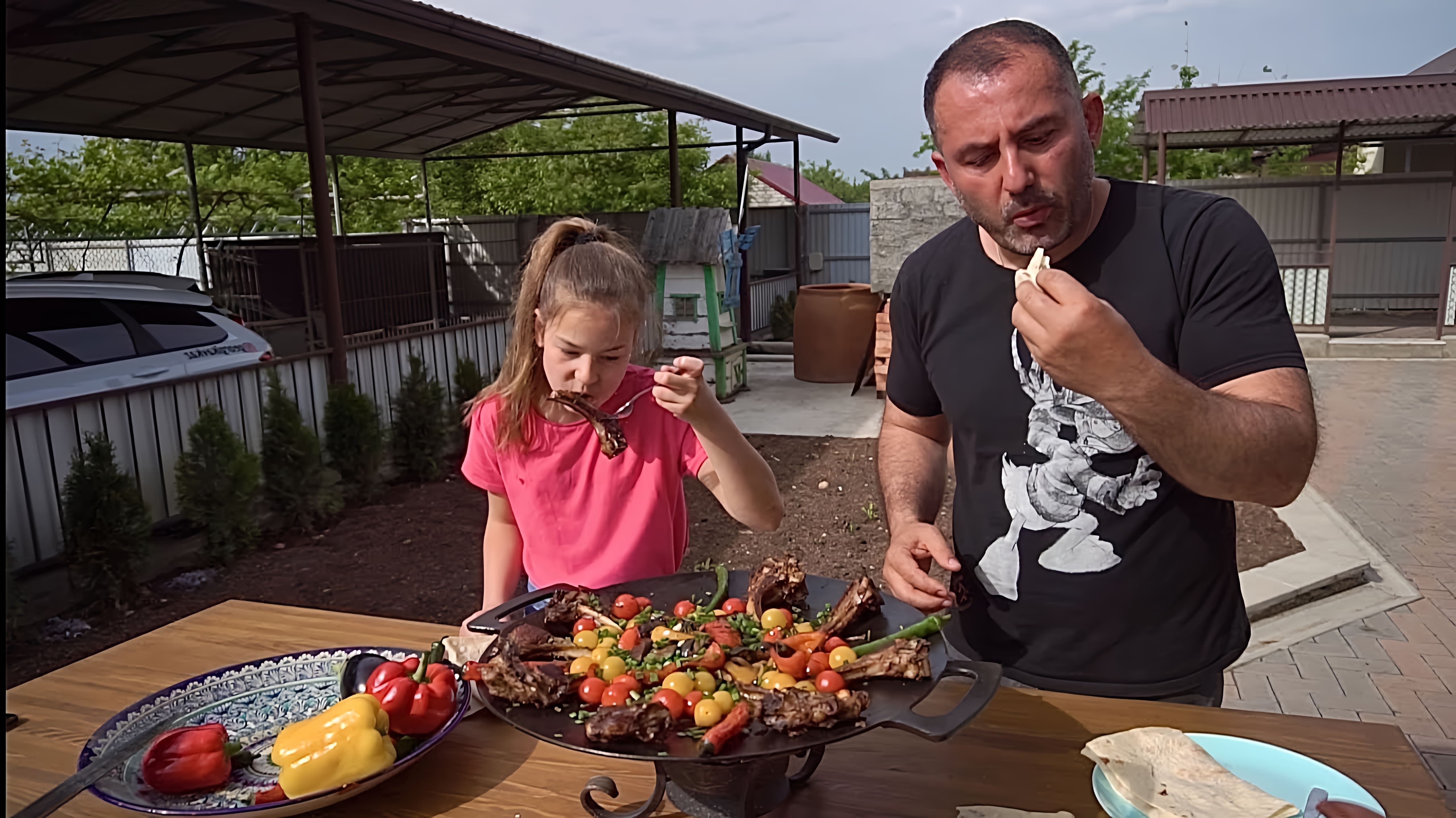 В этом видео-ролике вы увидите, как приготовить вкусное и полезное блюдо - мясо с овощами на сковороде