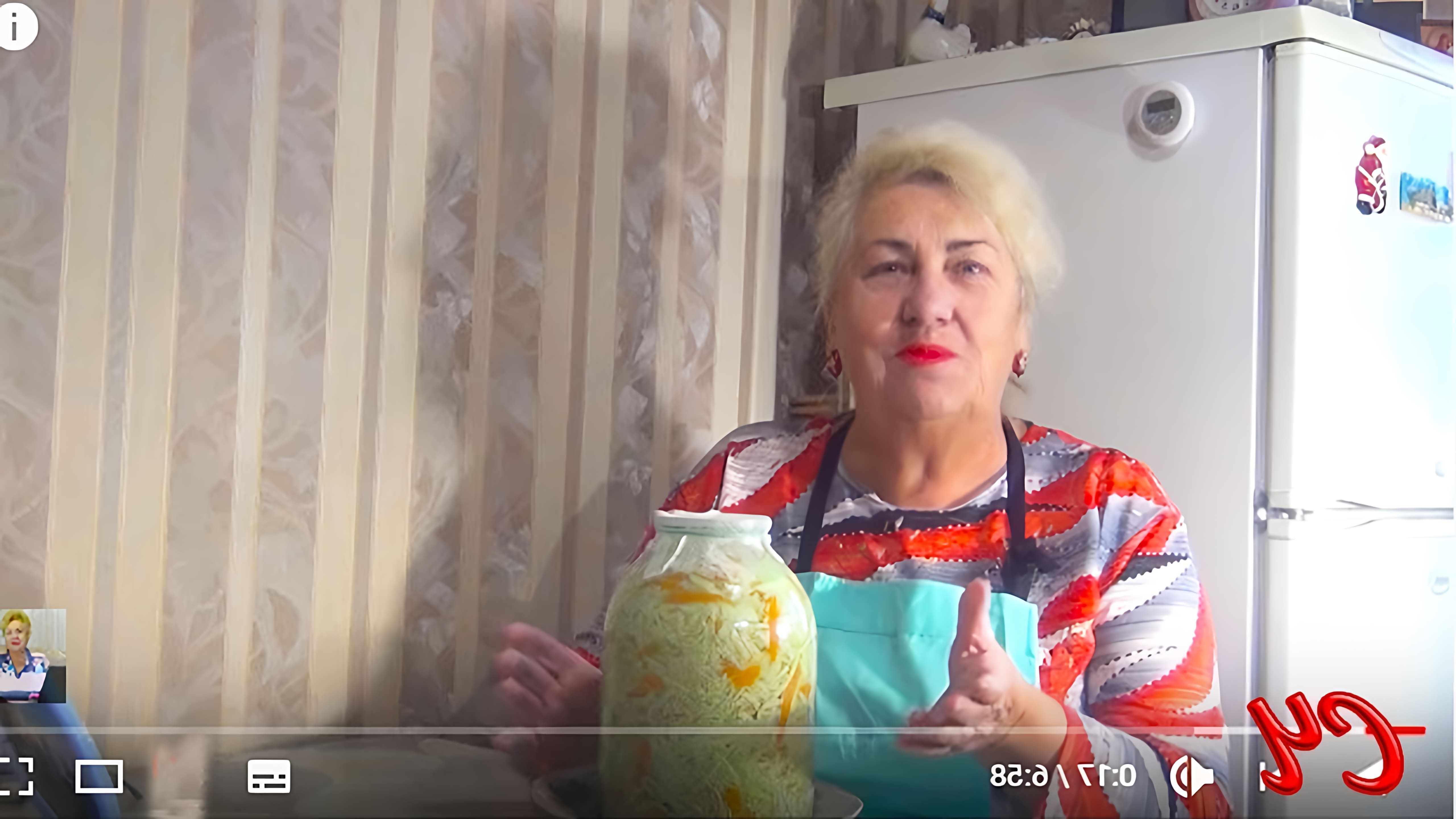 В этом видео демонстрируется быстрый и простой рецепт квашеной капусты в банке