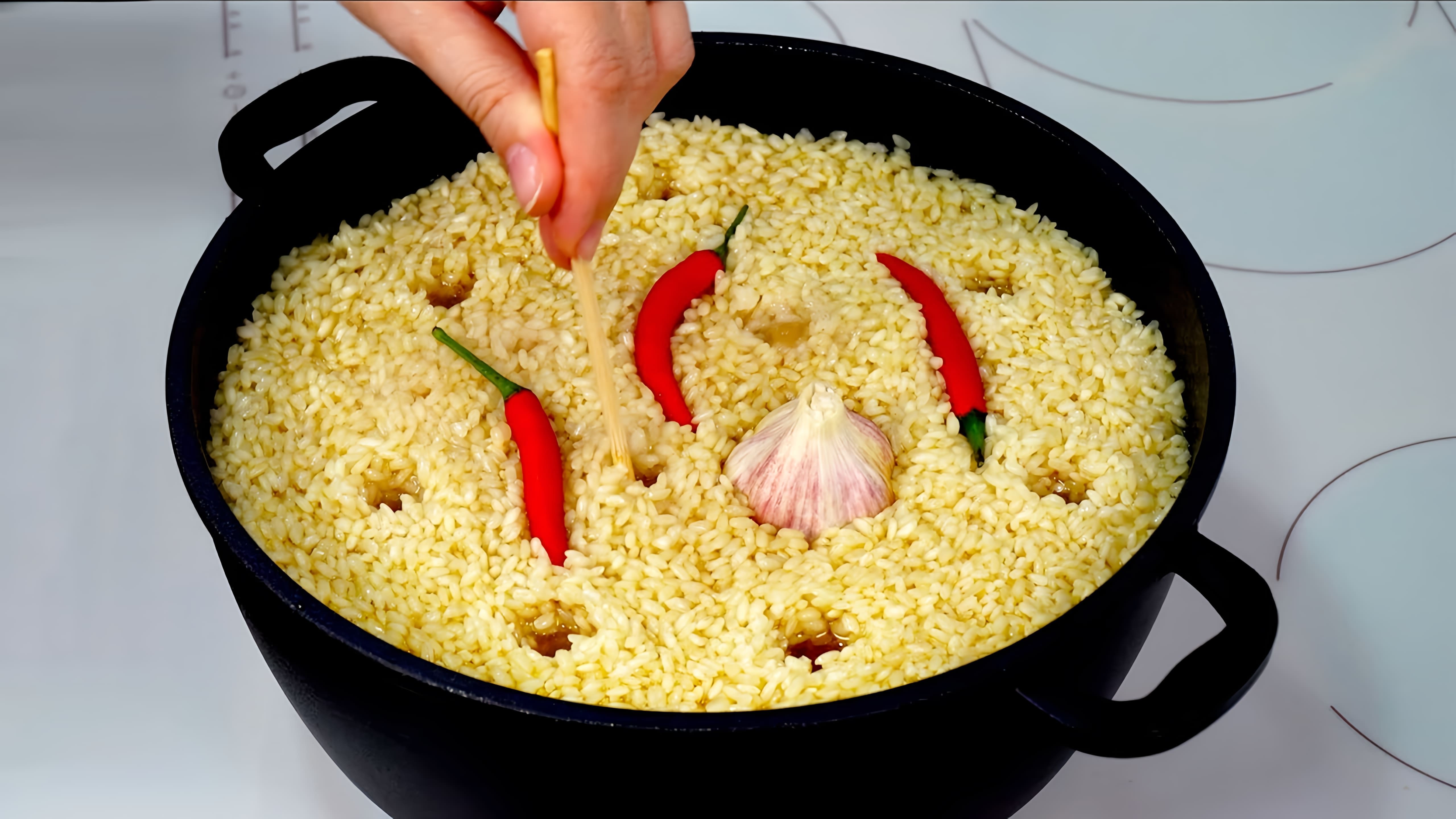 Видео демонстрирует три рецепта плова (плова), популярного центральноазиатского рисового блюда - приготовленного на плите, в духовке и в мультиварке