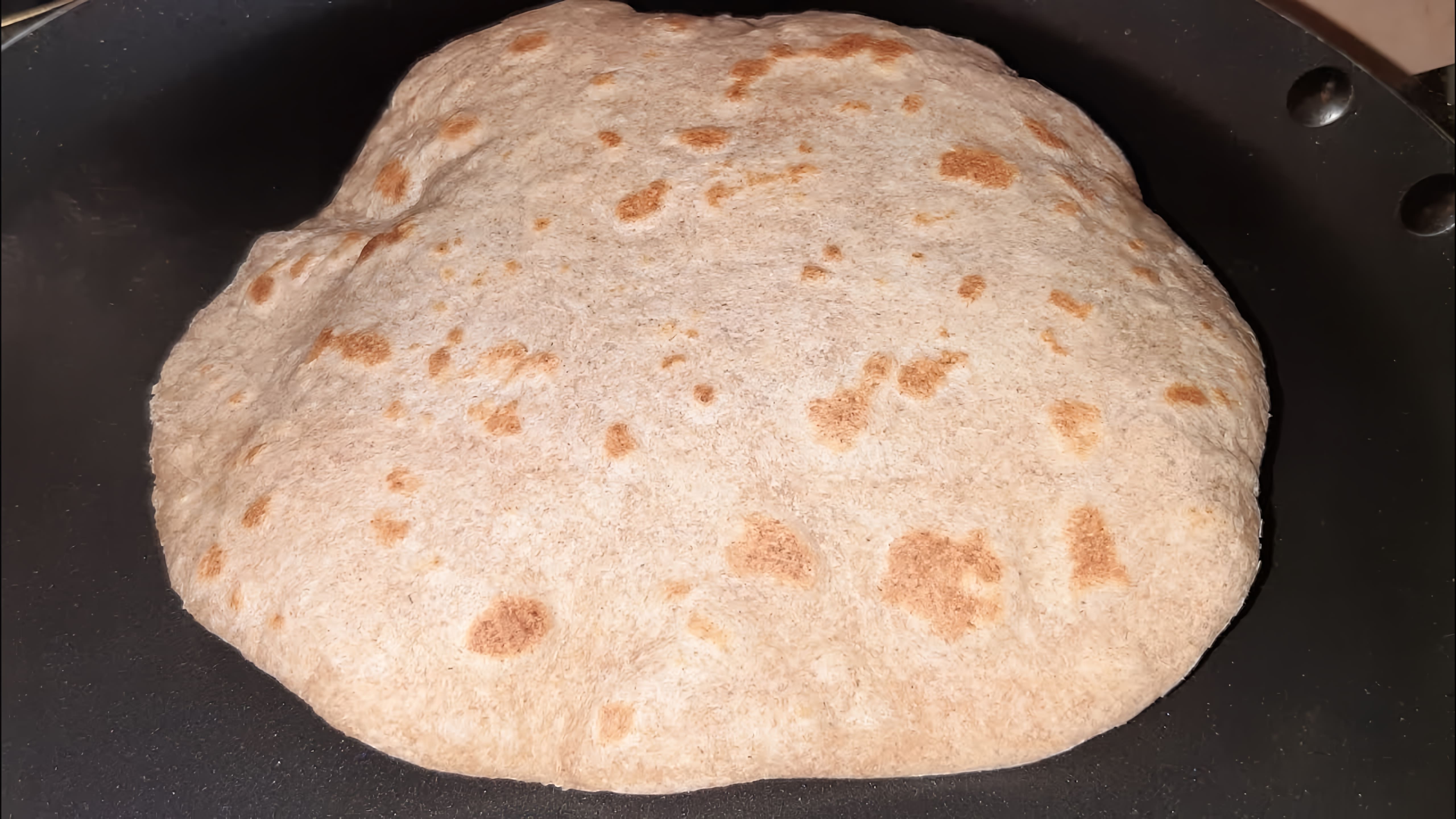 В этом видео демонстрируется процесс приготовления питы - традиционного ближневосточного хлеба