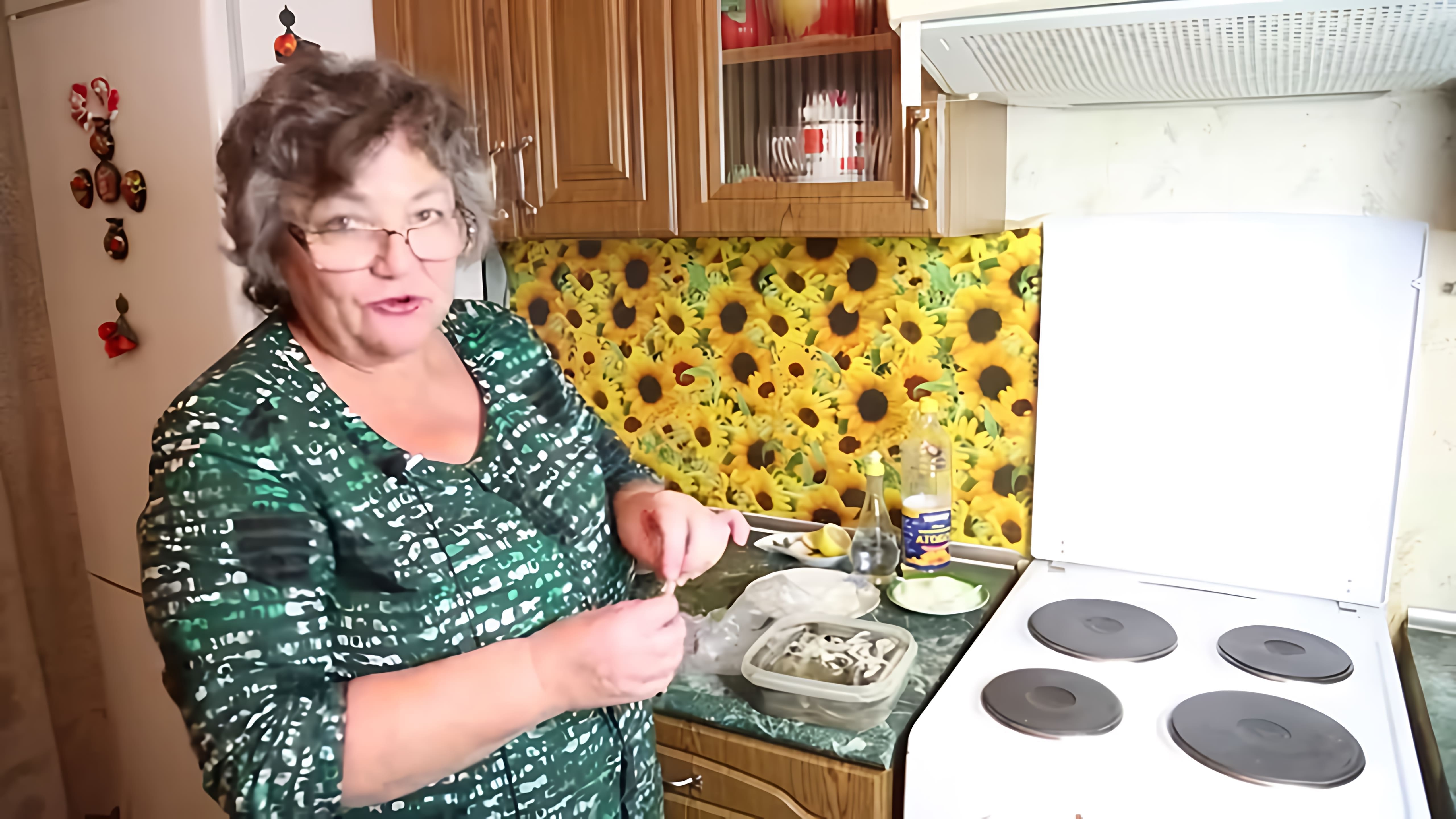 В этом видео демонстрируется процесс приготовления соленой мойвы в домашних условиях