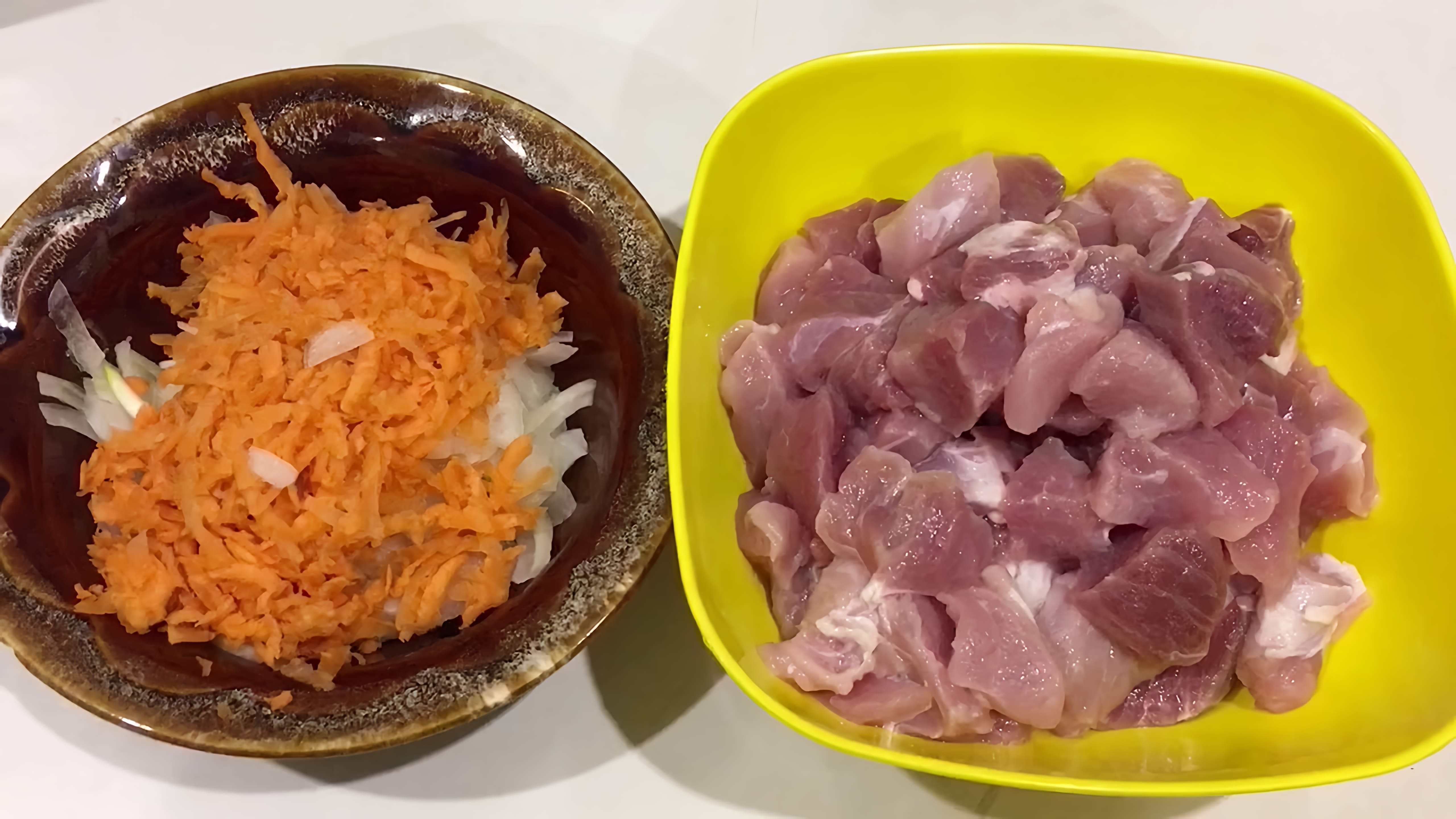 В этом видео Ксюша показывает, как приготовить вкусное тушеное мясо с луком и морковью