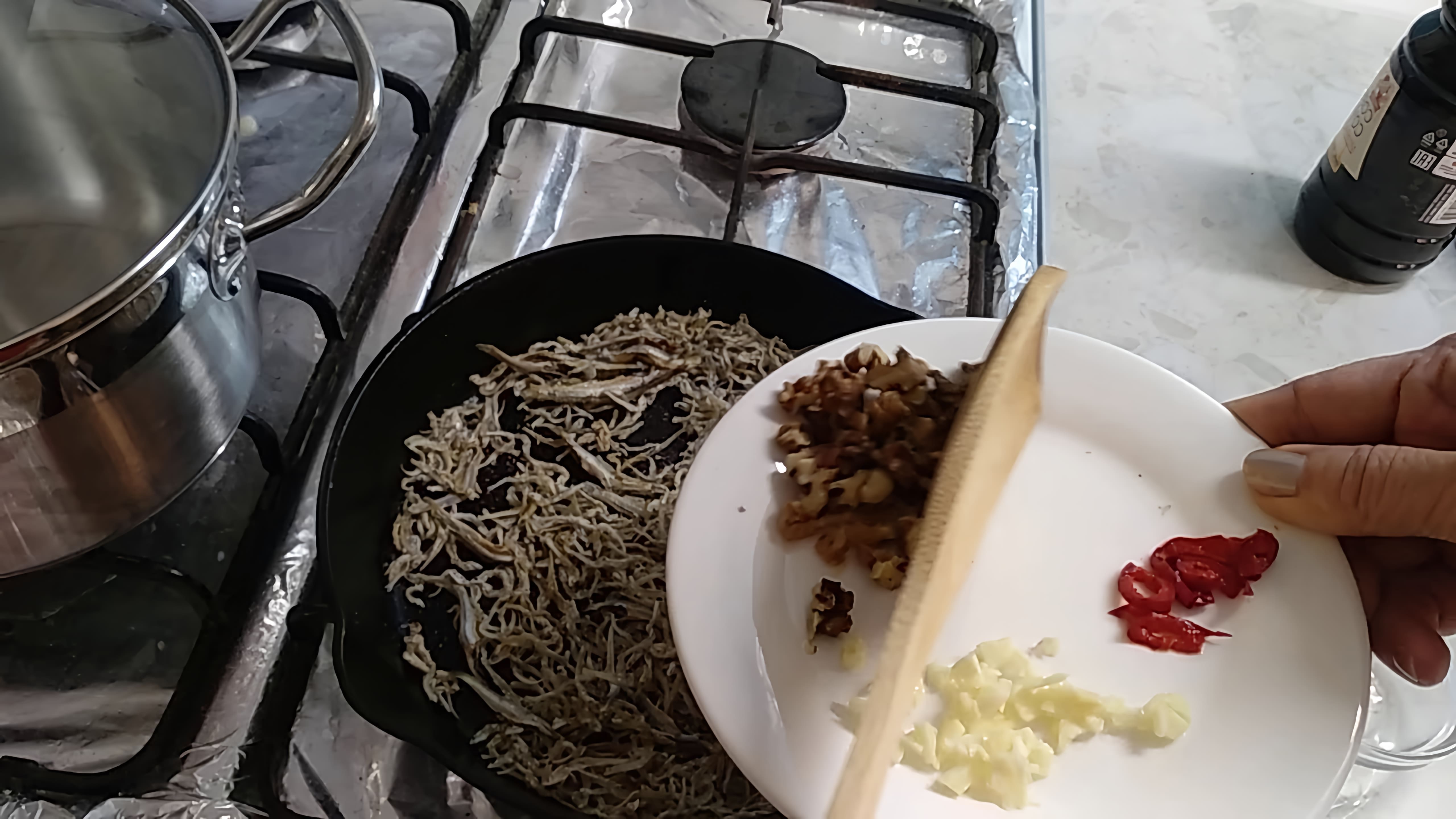 В этом видео демонстрируется рецепт приготовления анчоусов по-сеульски
