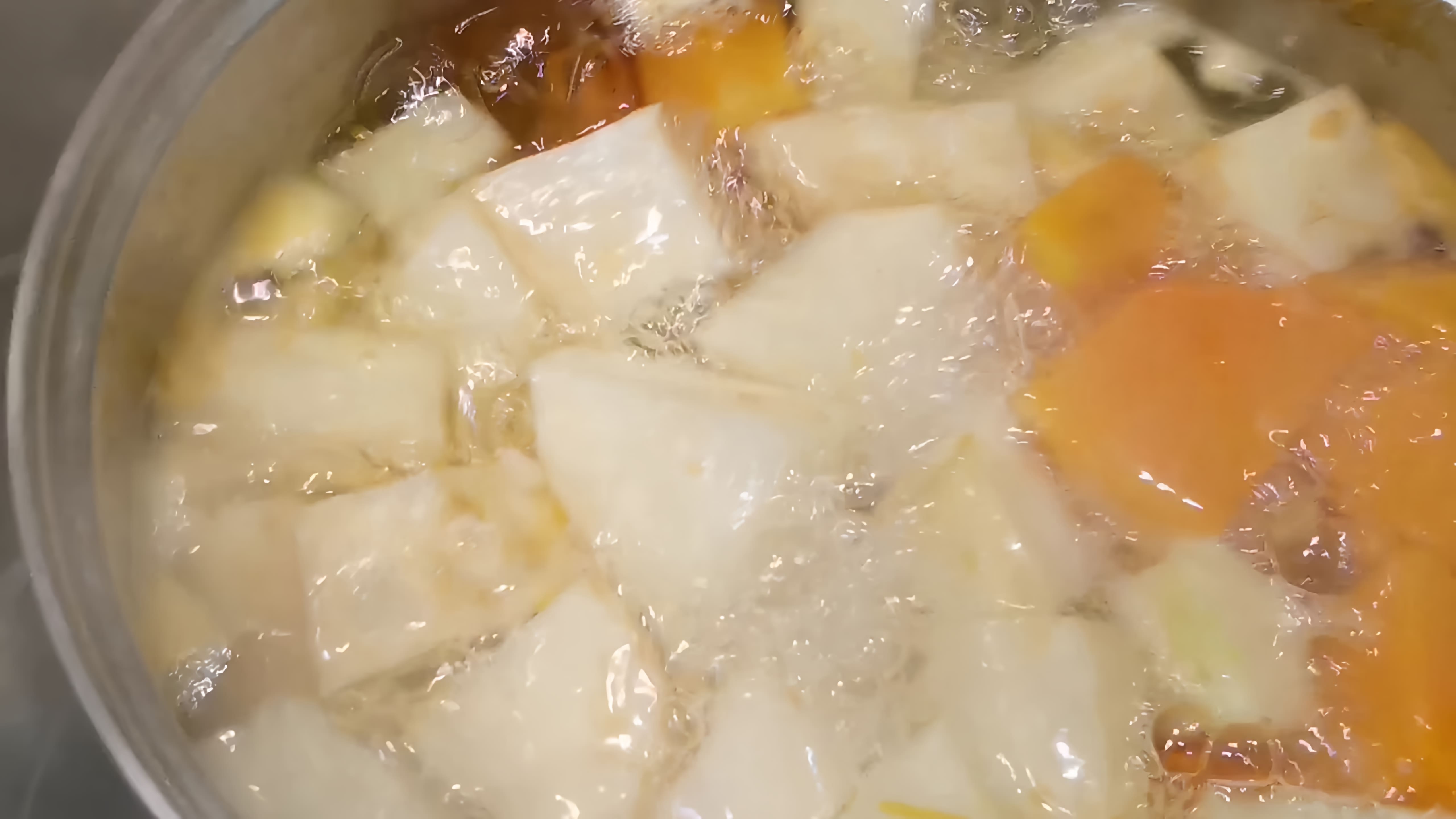 В этом видео демонстрируется процесс приготовления кето пюре из корня сельдерея
