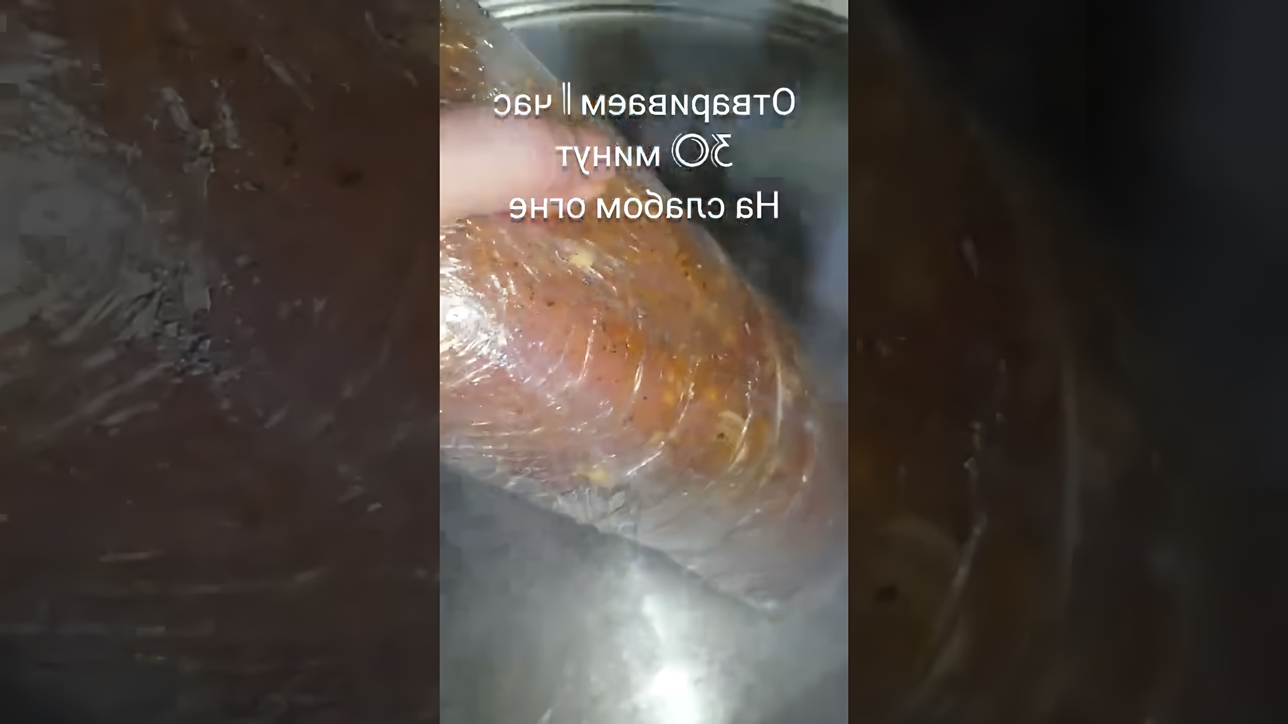 В этом видео-ролике демонстрируется процесс приготовления куриного домашнего рулета в пищевой пленке
