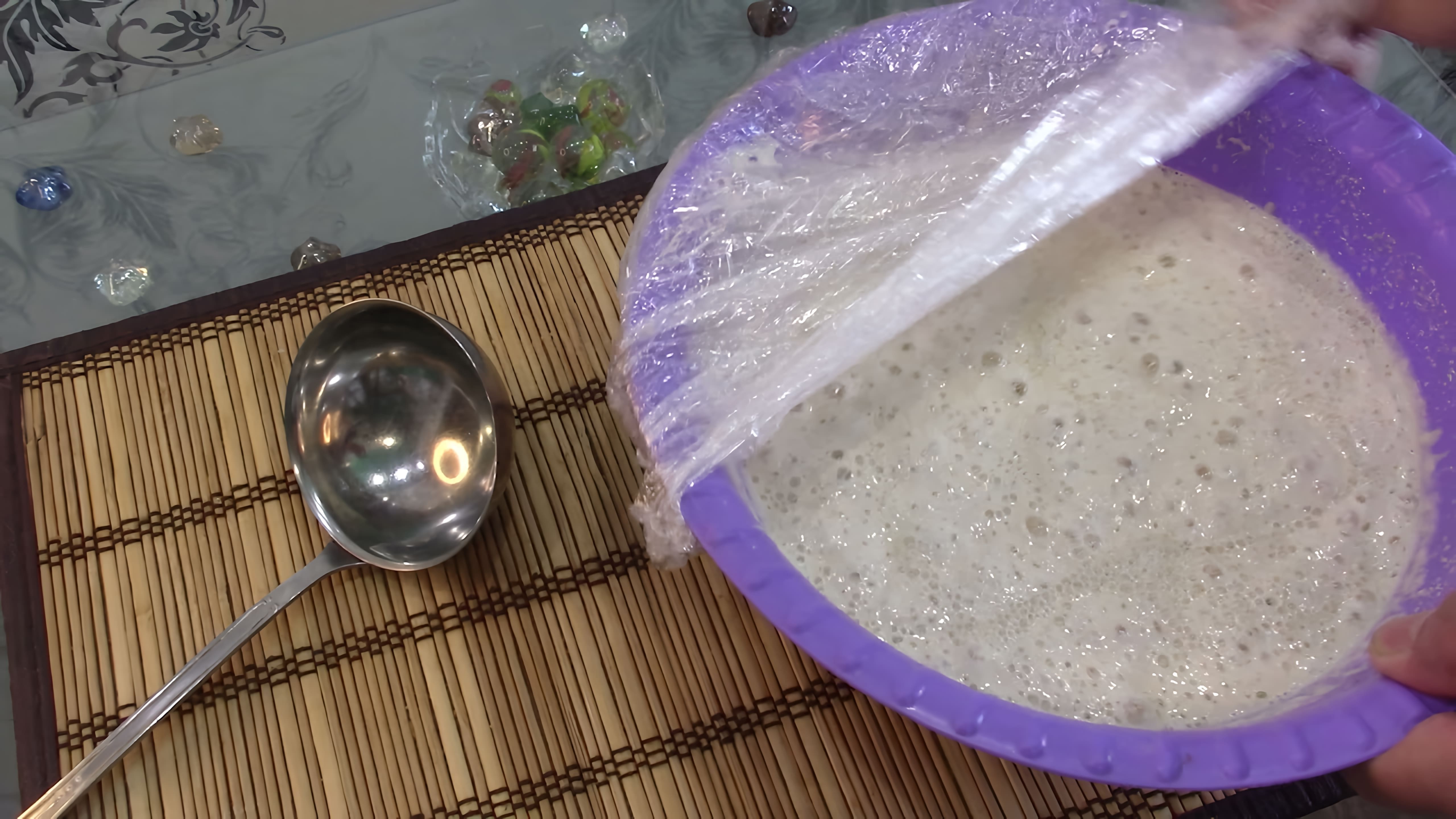 В этом видео демонстрируется рецепт необычных оладий из муки и манки
