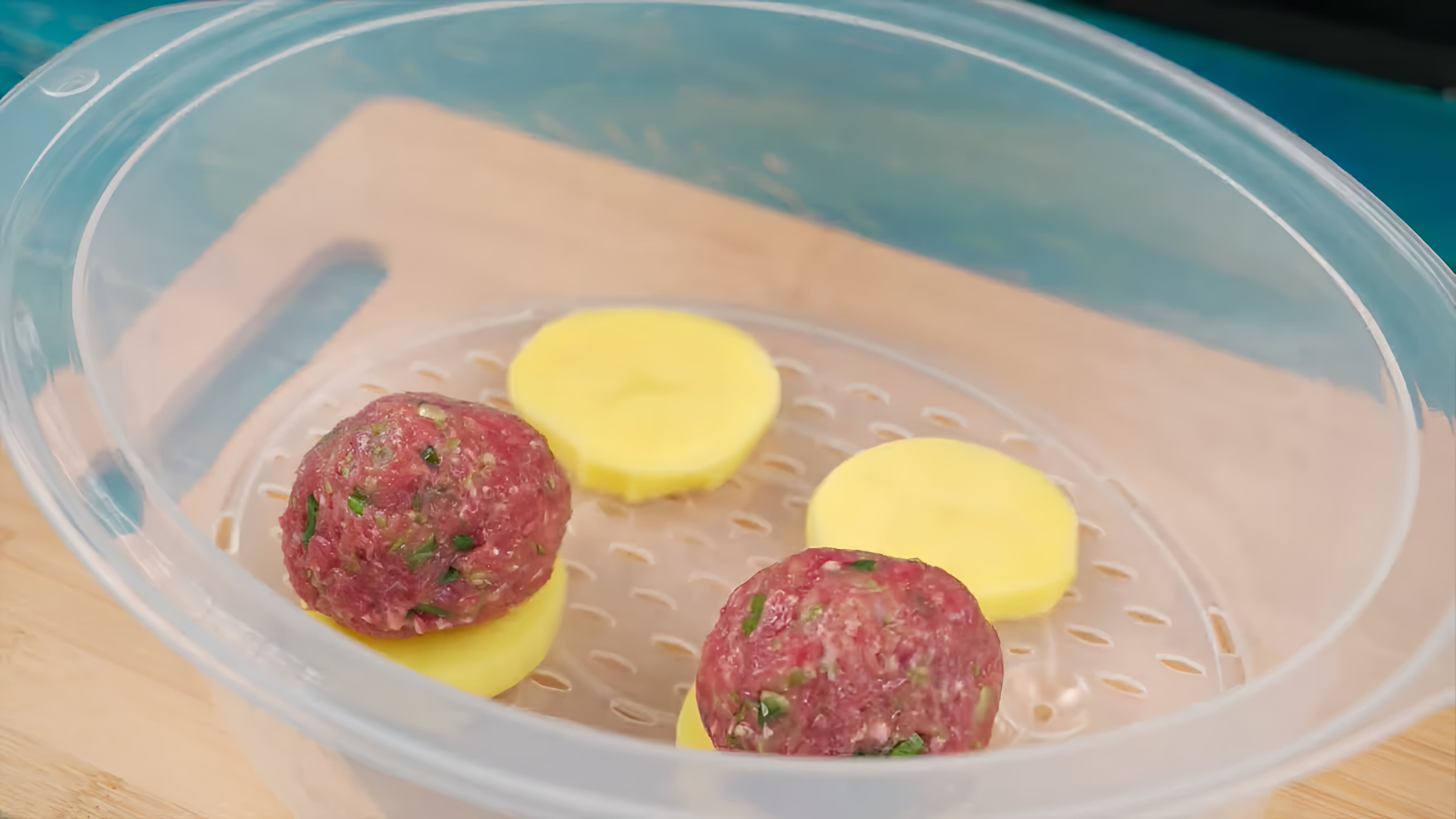 Видео как приготовить три разных блюда с использованием пароварки - фаршированные шарики из цуккини, рулеты из рыбы с овощами и тыквенные пельмени