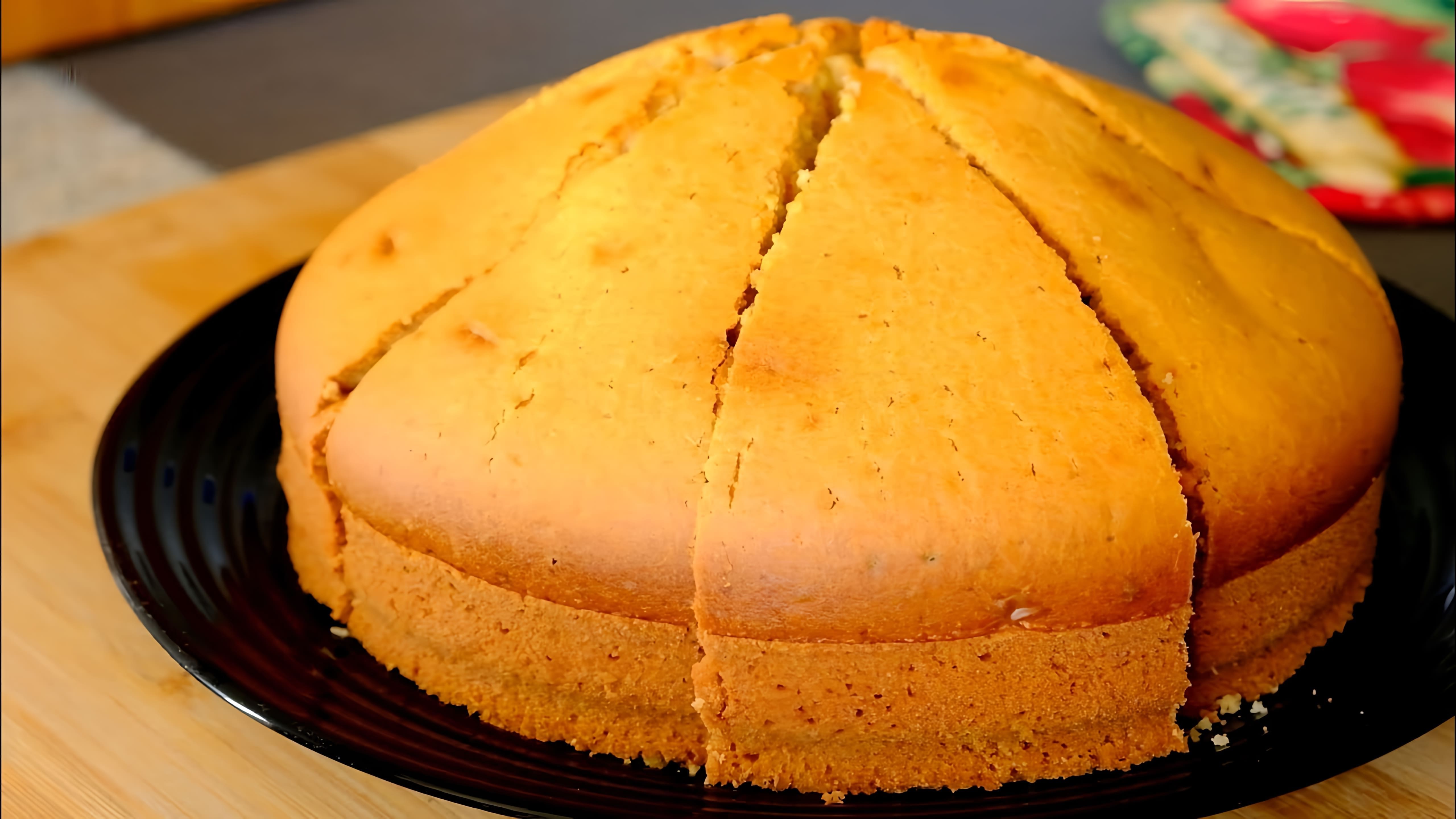 В этом видео демонстрируется рецепт приготовления пышного пирога с сывороткой