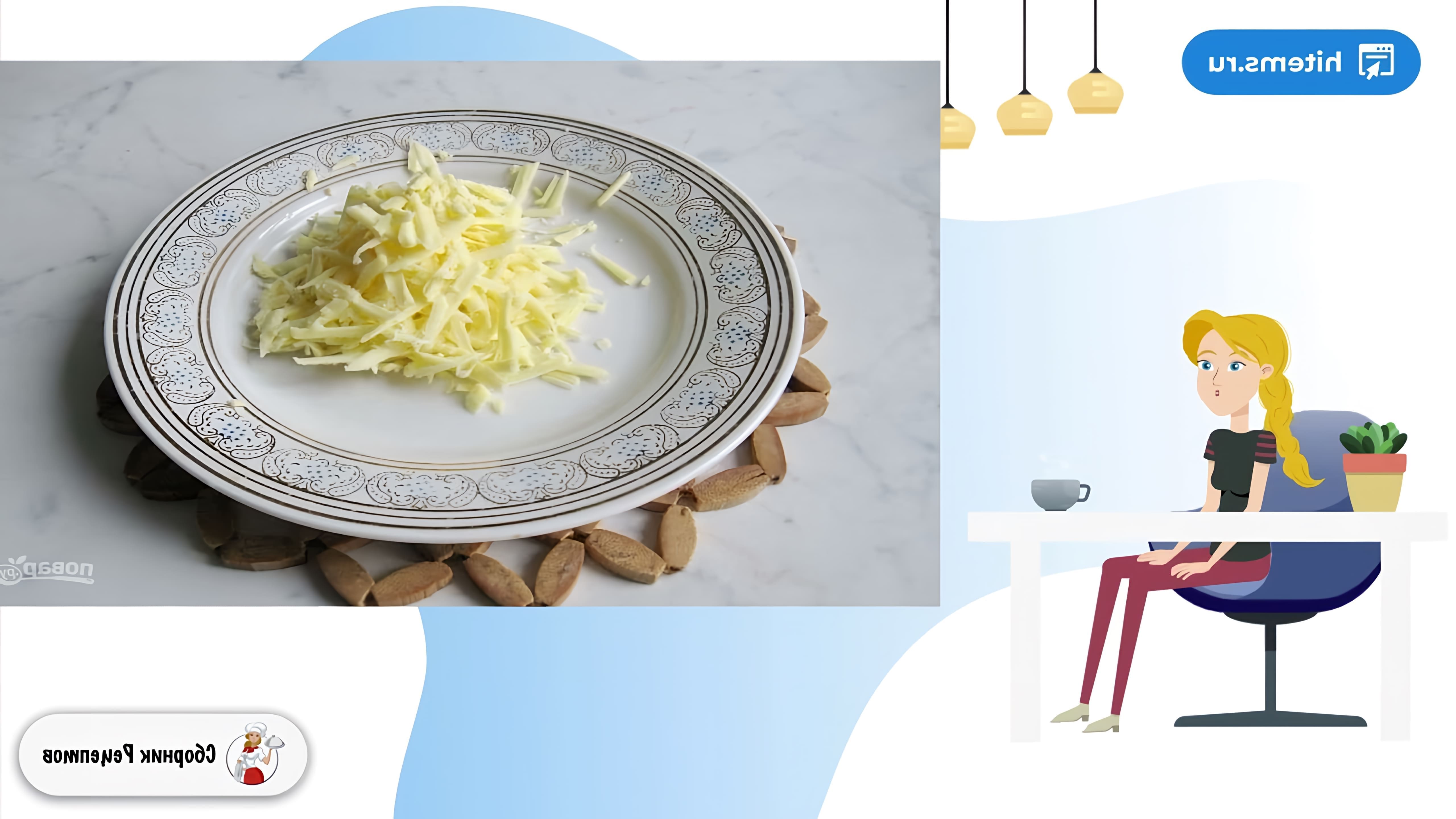 В этом видео демонстрируется рецепт приготовления салата с крабовыми палочками и сухариками в домашних условиях