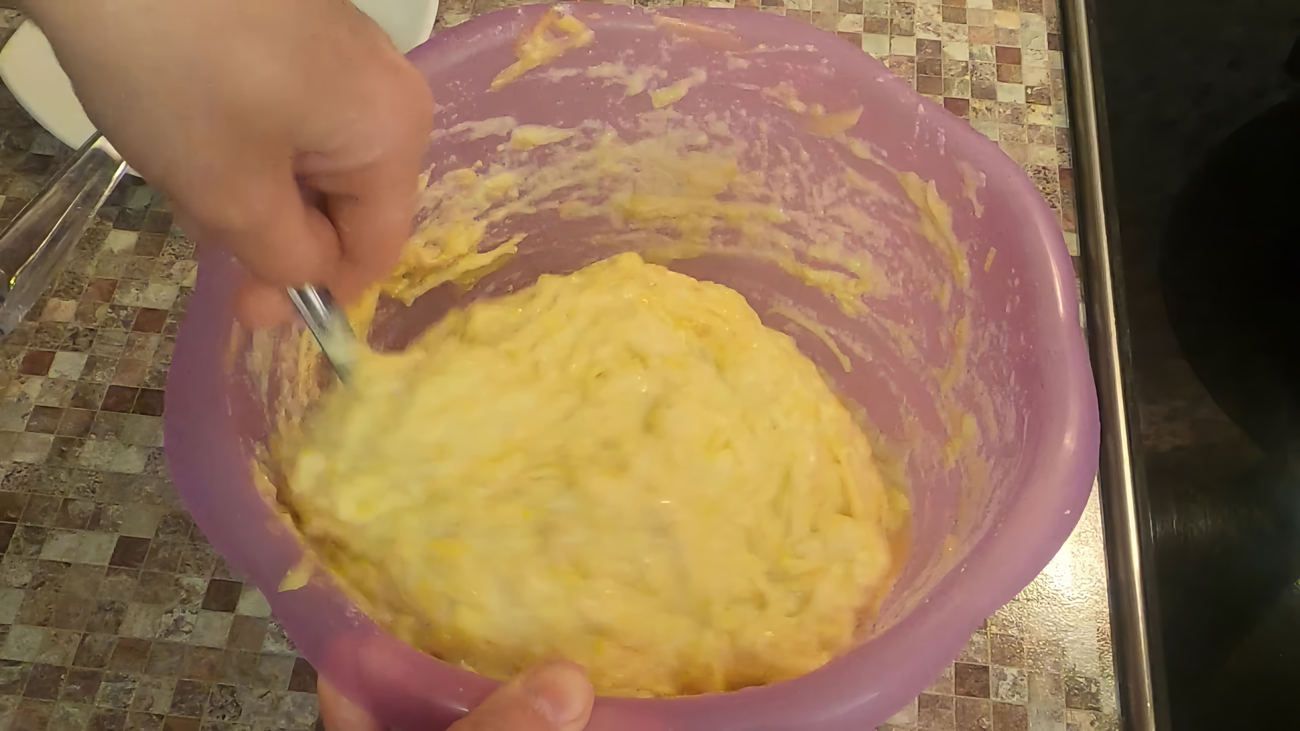 В этом видео демонстрируется процесс приготовления нежных оладий из тыквы