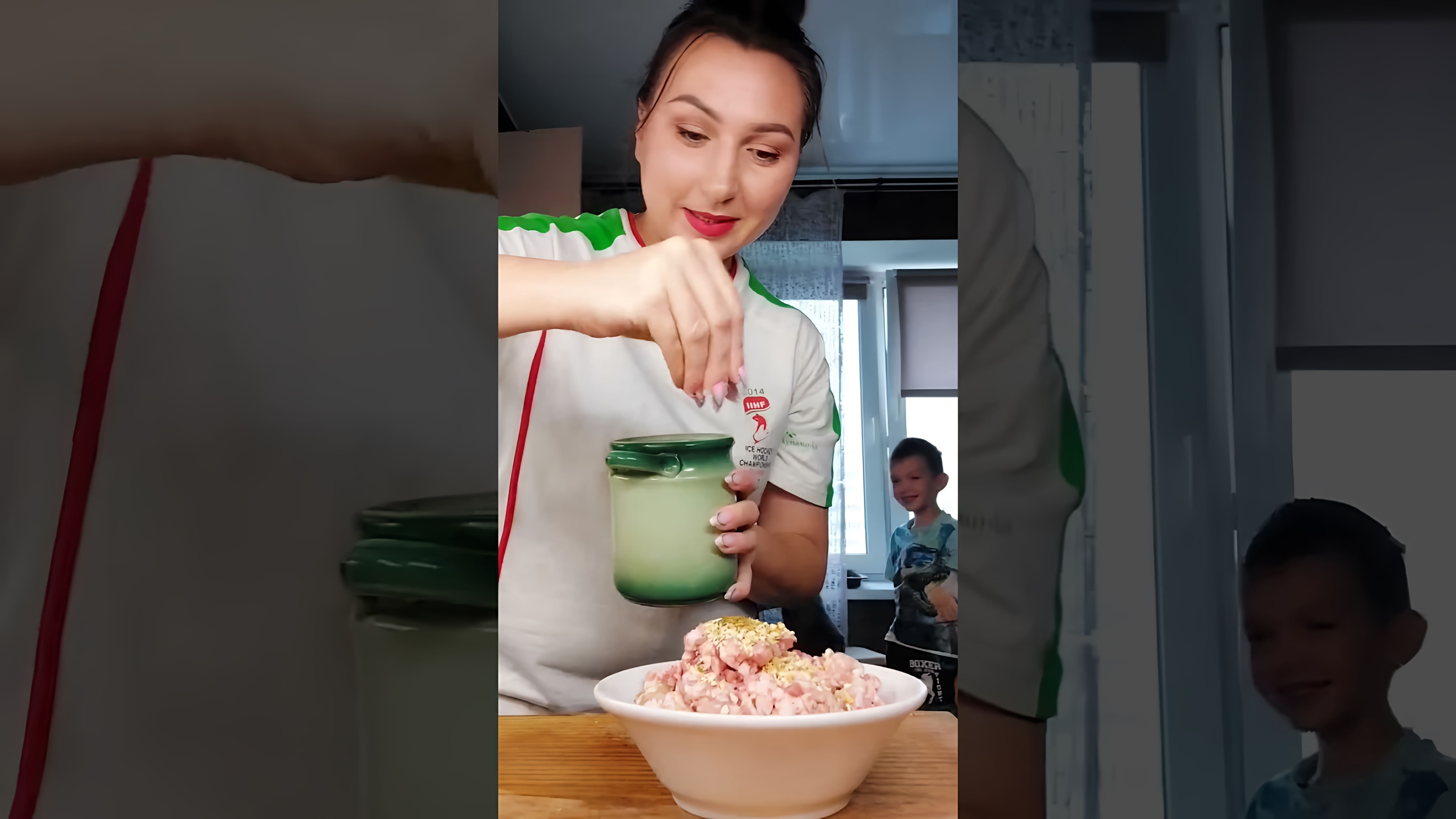 В этом видео демонстрируется процесс приготовления вкусного и полезного супа с фрикадельками