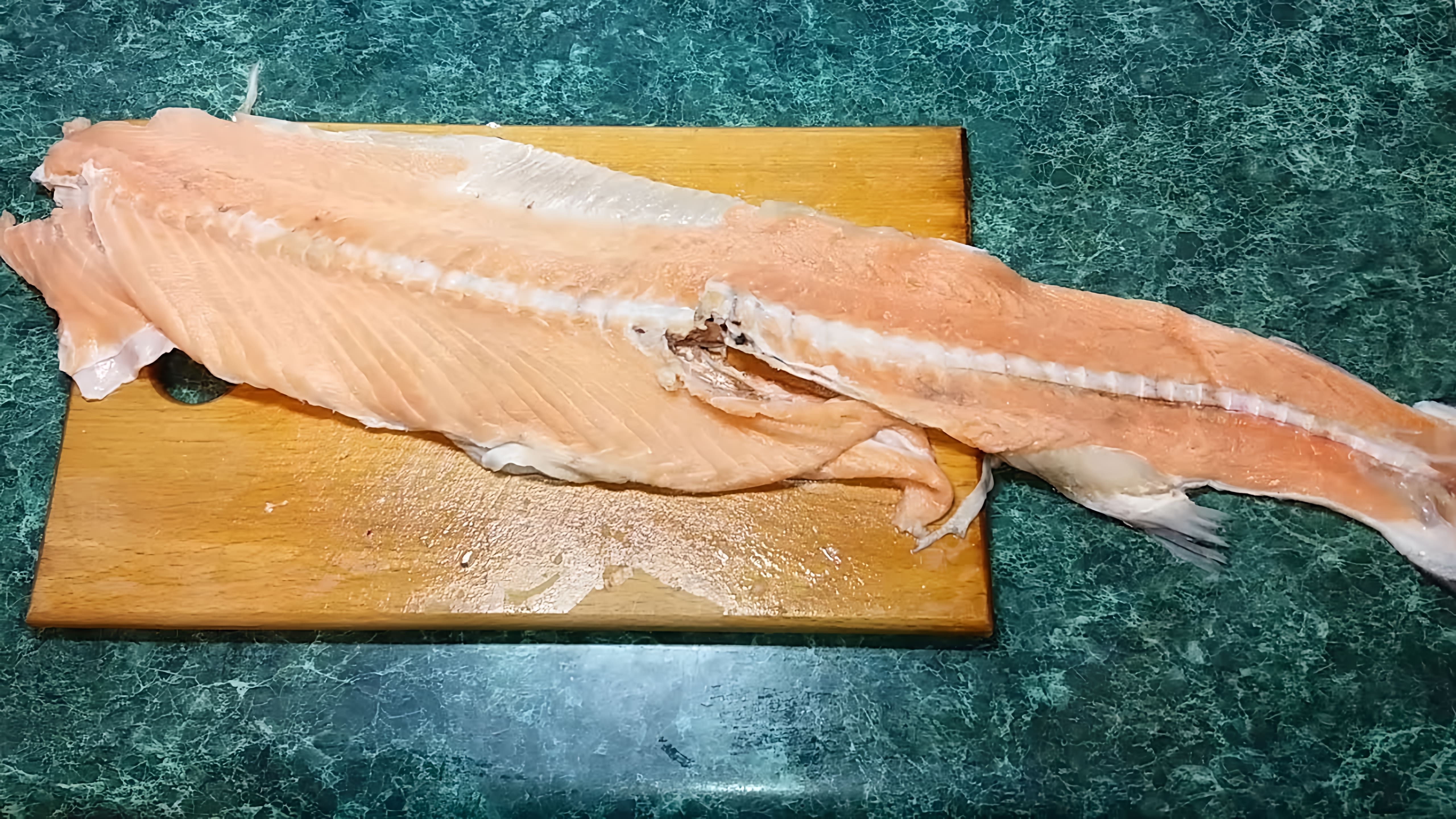 В этом видео демонстрируется рецепт рыбного супа из хребта лосося