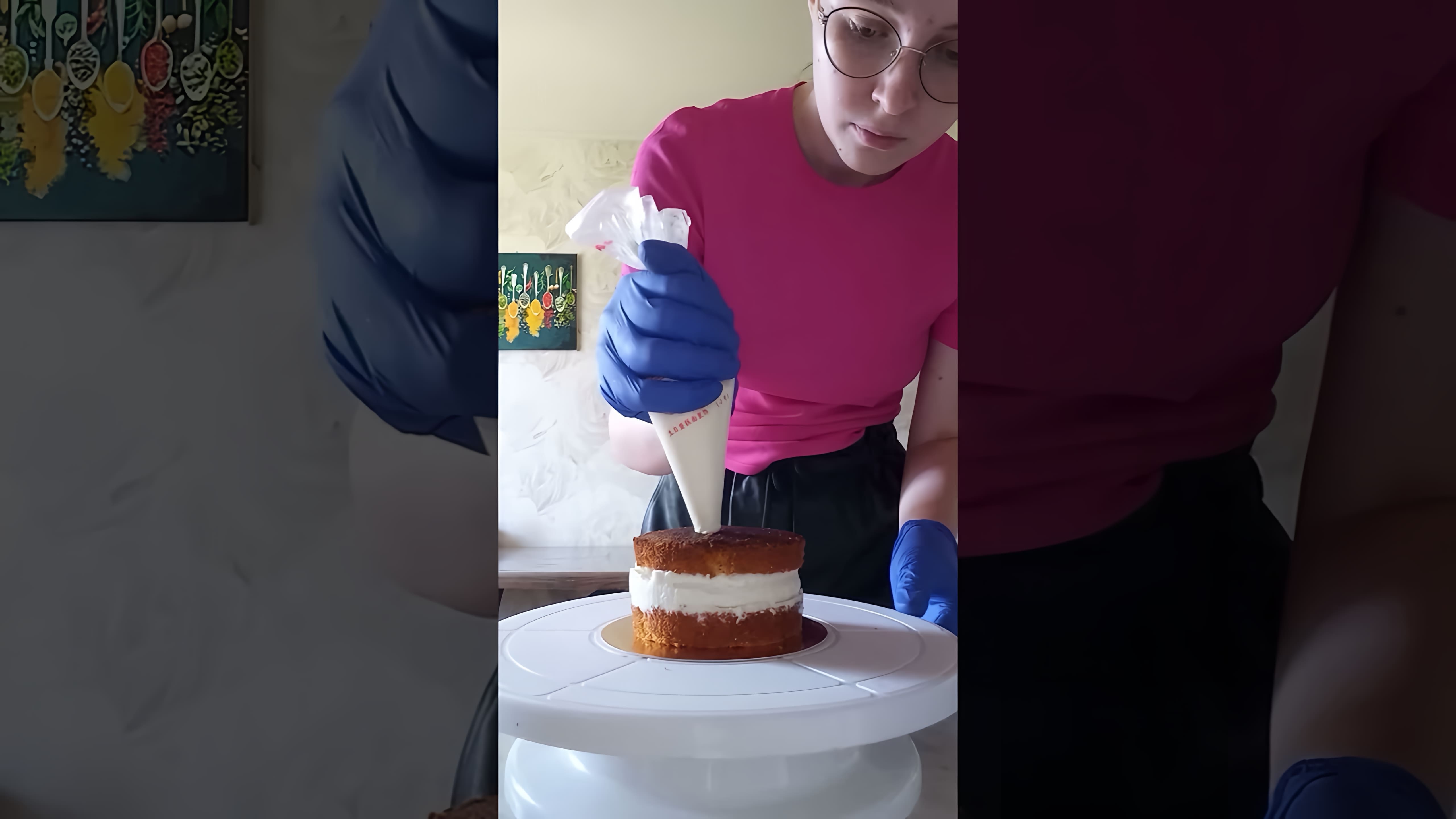 "Бенто торт "Клубника со сливками" - видео-ролик о создании оригинального десерта"

В этом видео-ролике вы увидите, как создается бенто торт "Клубника со сливками"