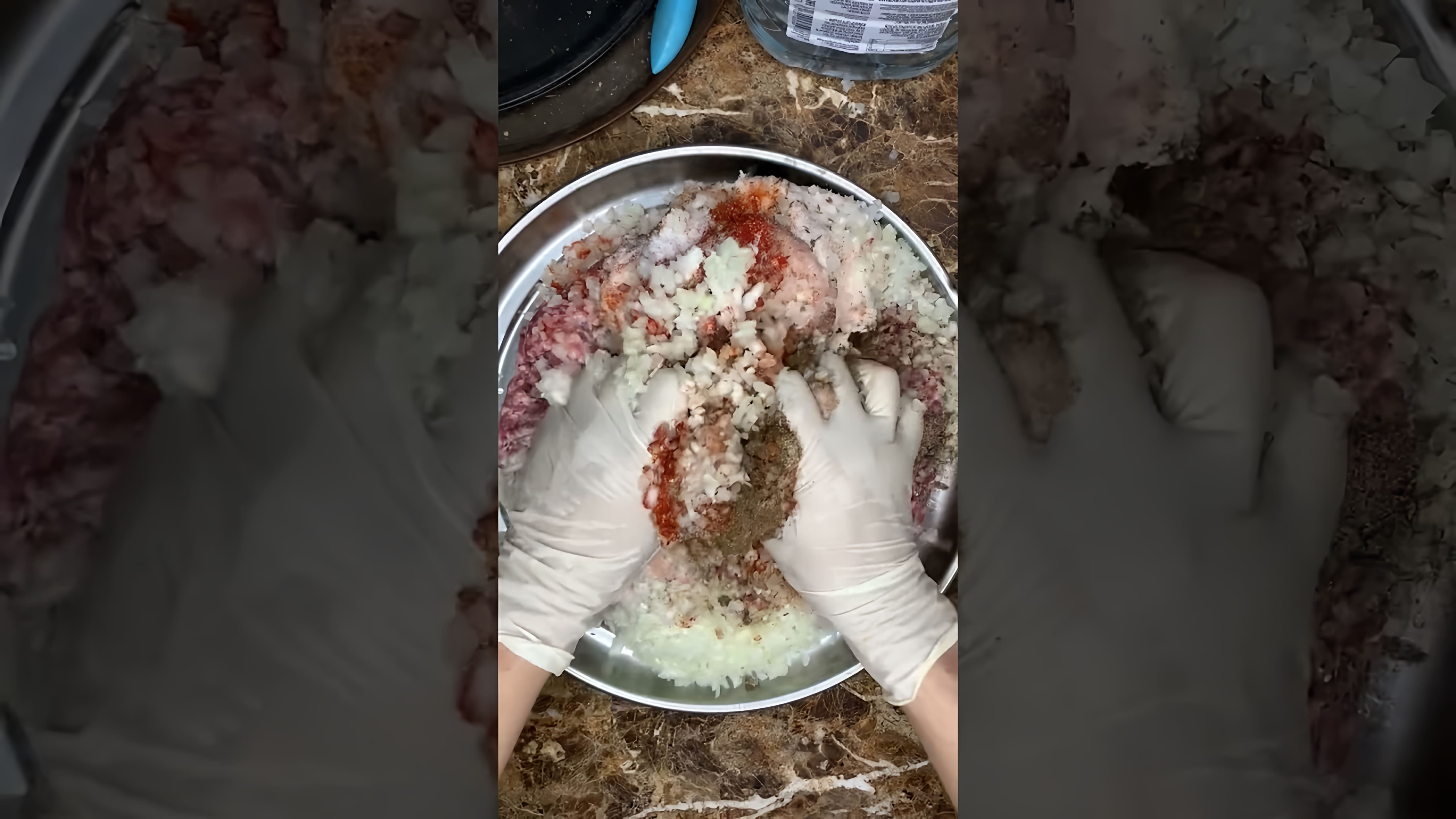 Видео описывает, как приготовить луля-кебаб, вид кебаба из мелко рубленого мяса