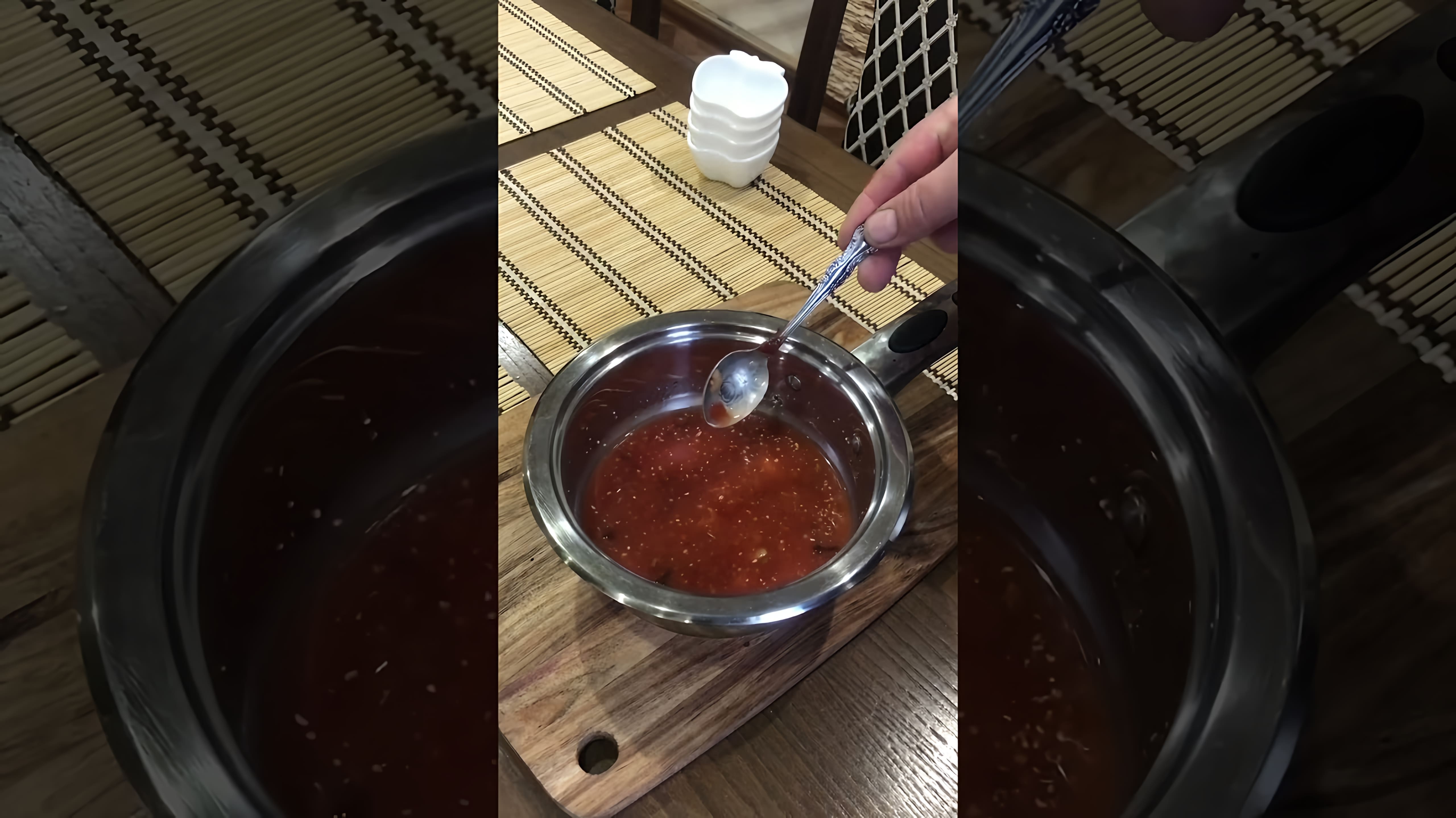 В этом видео показано, как приготовить домашний кетчуп из томатной пасты