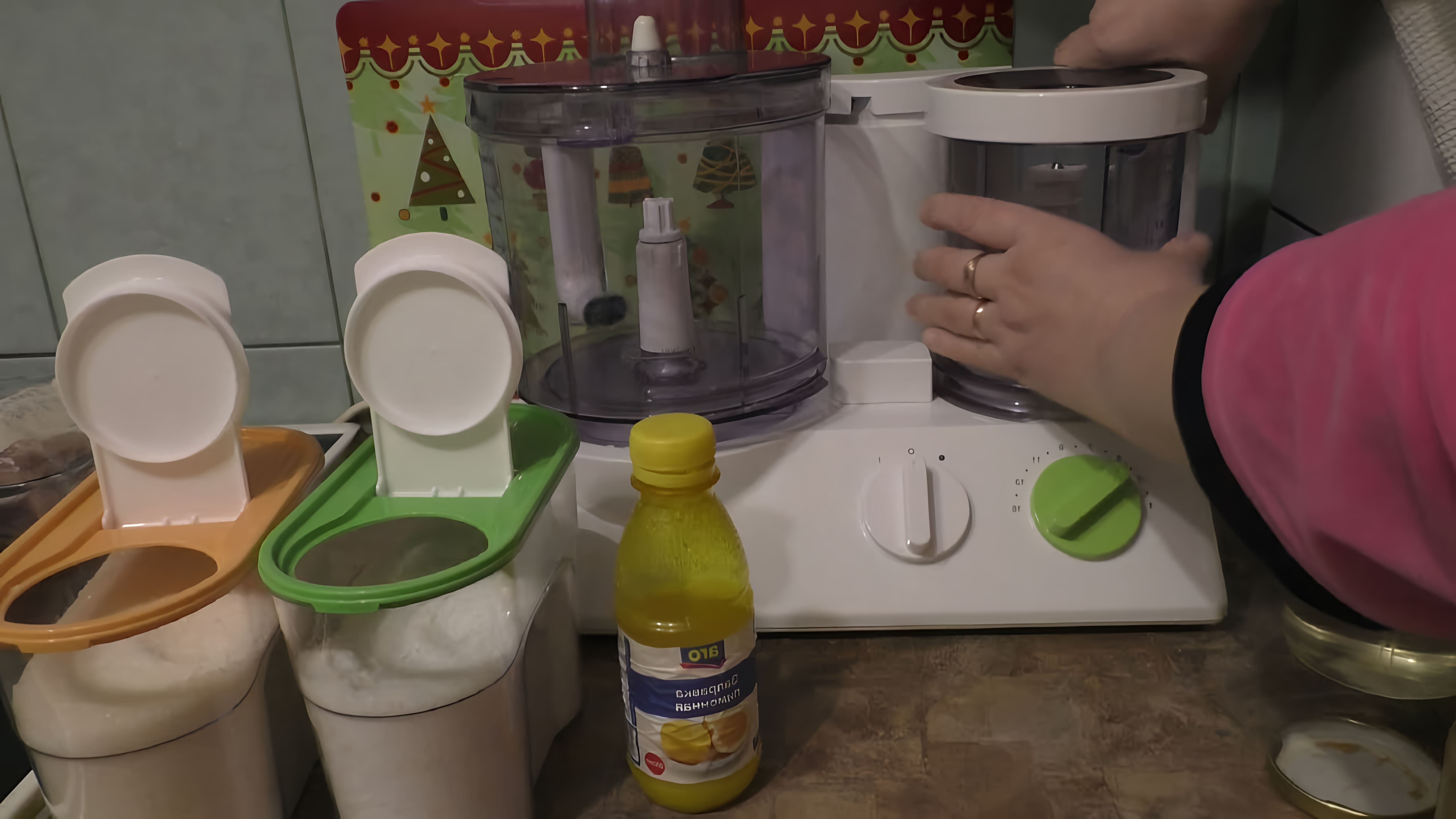 В этом видео демонстрируется процесс приготовления домашнего майонеза в кухонном комбайне