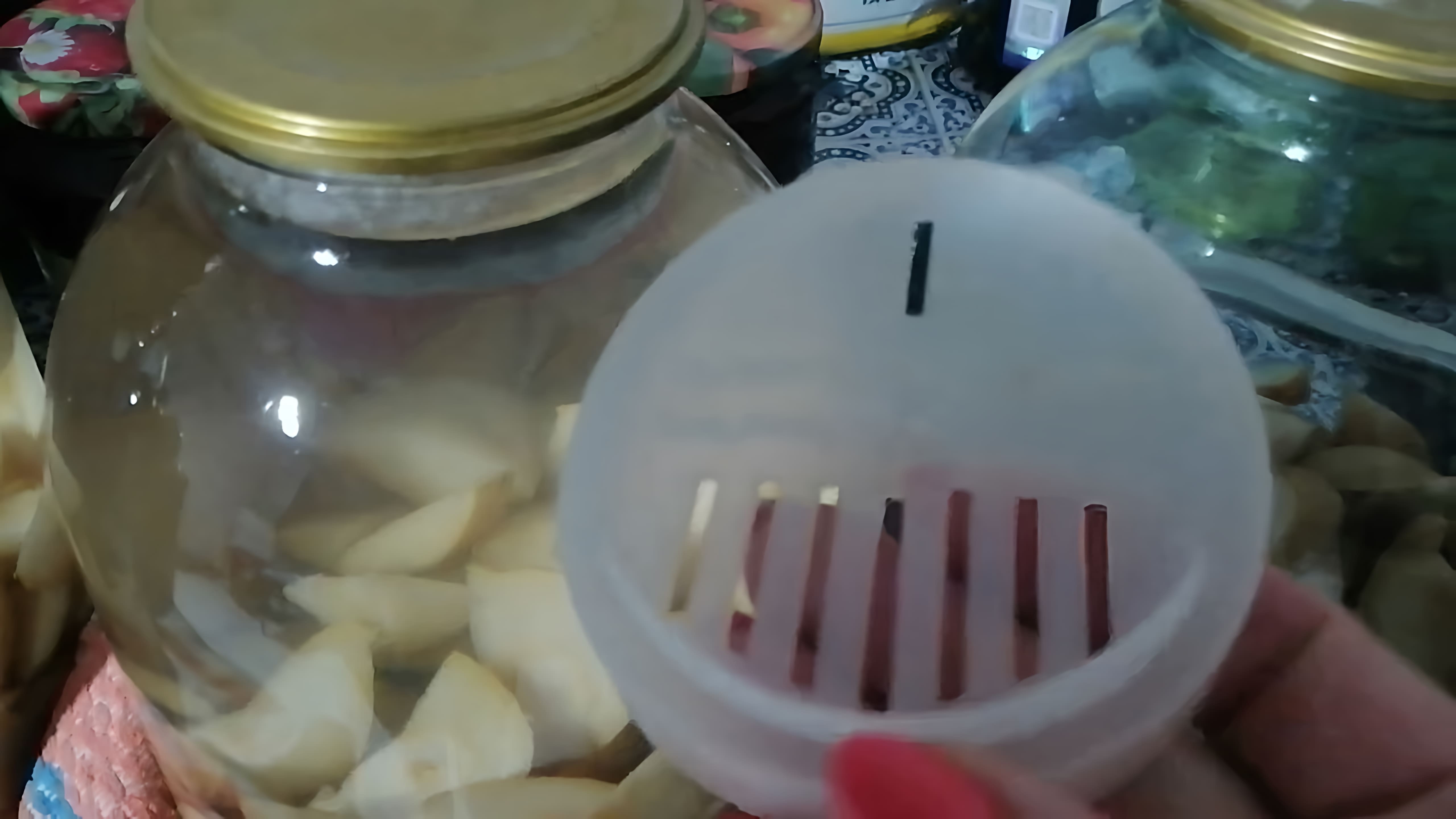 В этом видео демонстрируется простой и быстрый рецепт приготовления компота из груш на зиму