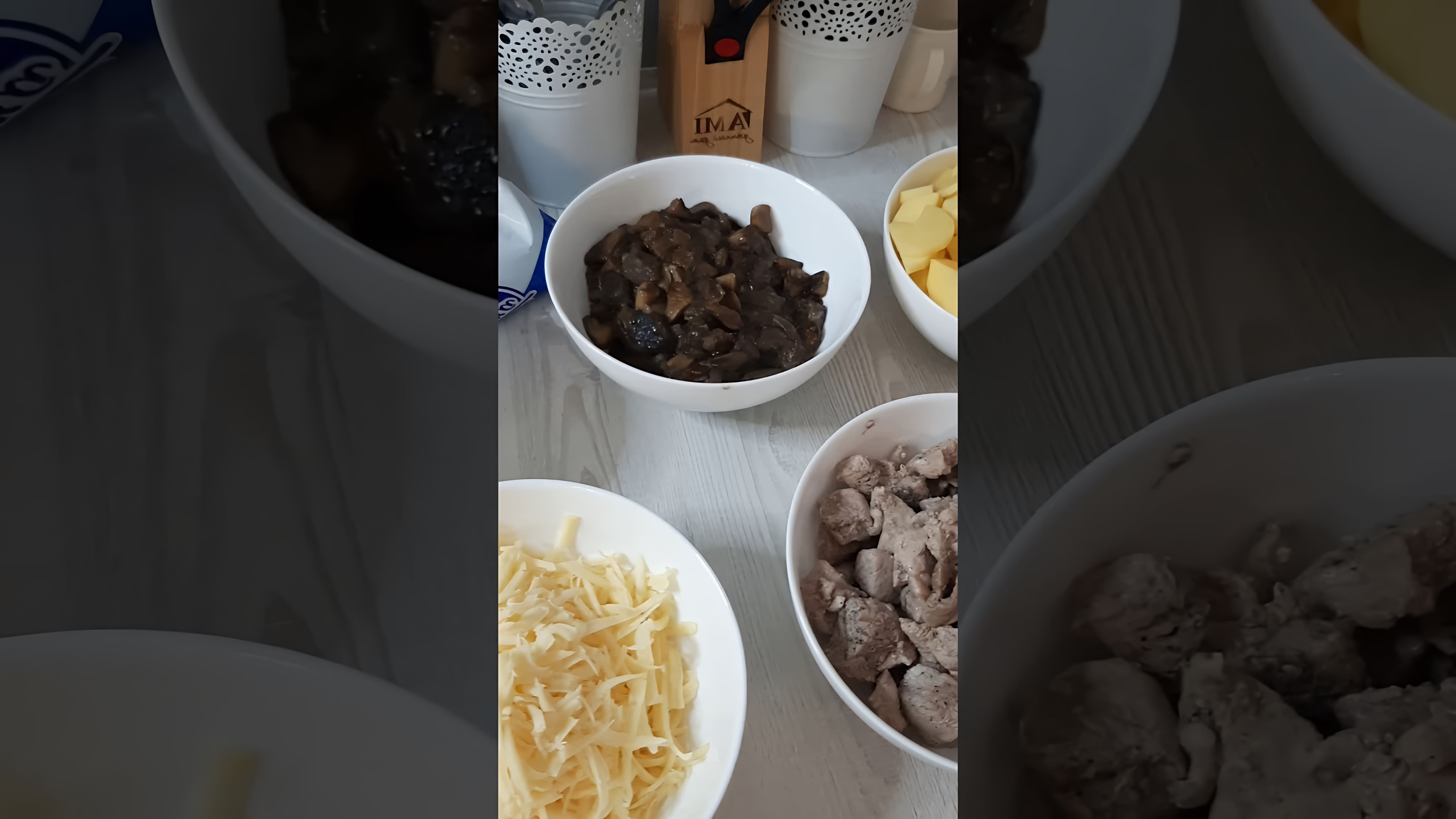 В этом видео-ролике показан процесс приготовления вкусного и сытного блюда - картошки с мясом в горшочках