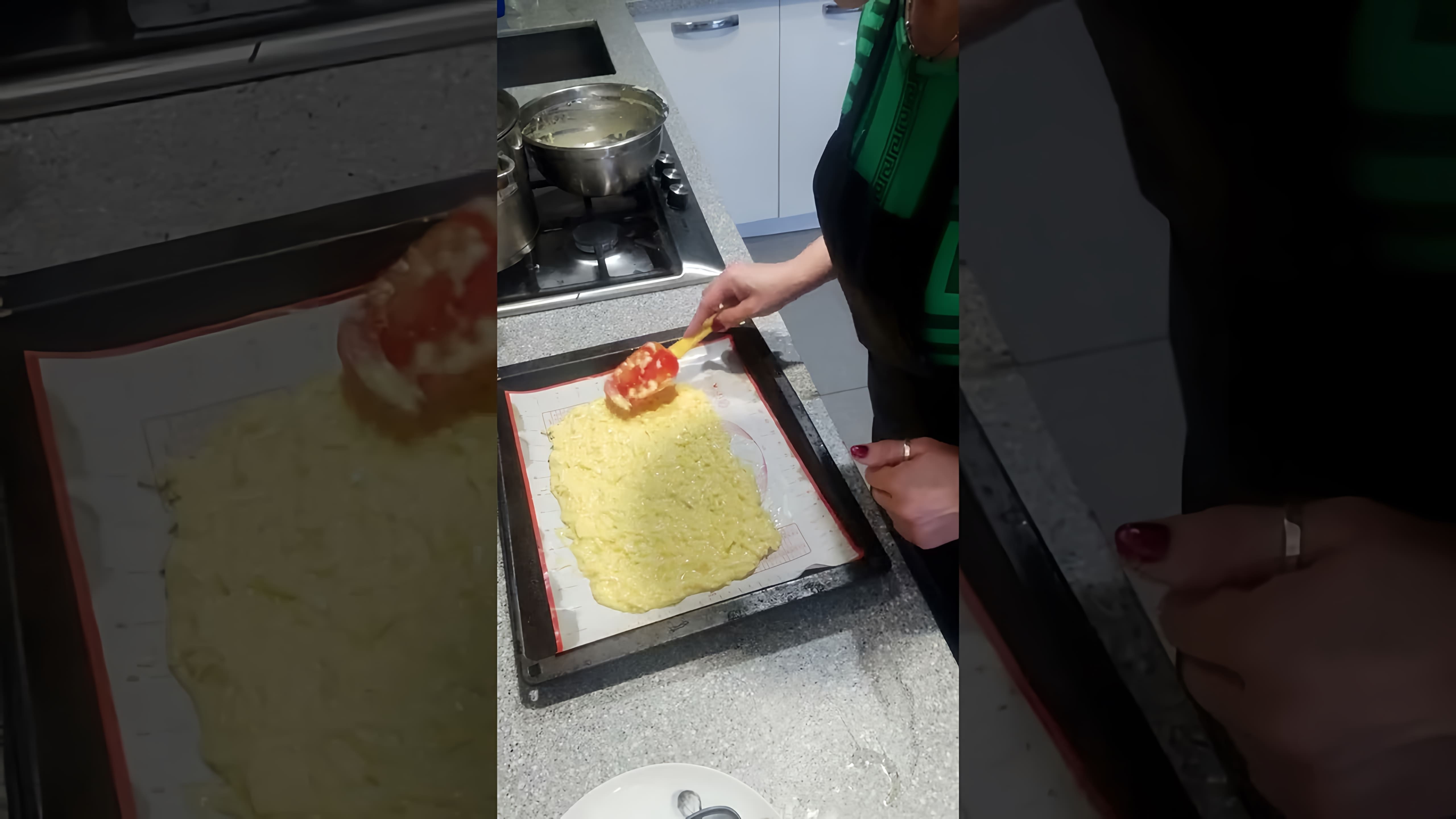 В этом видео демонстрируется процесс приготовления сырного рулета с ветчинным муссом