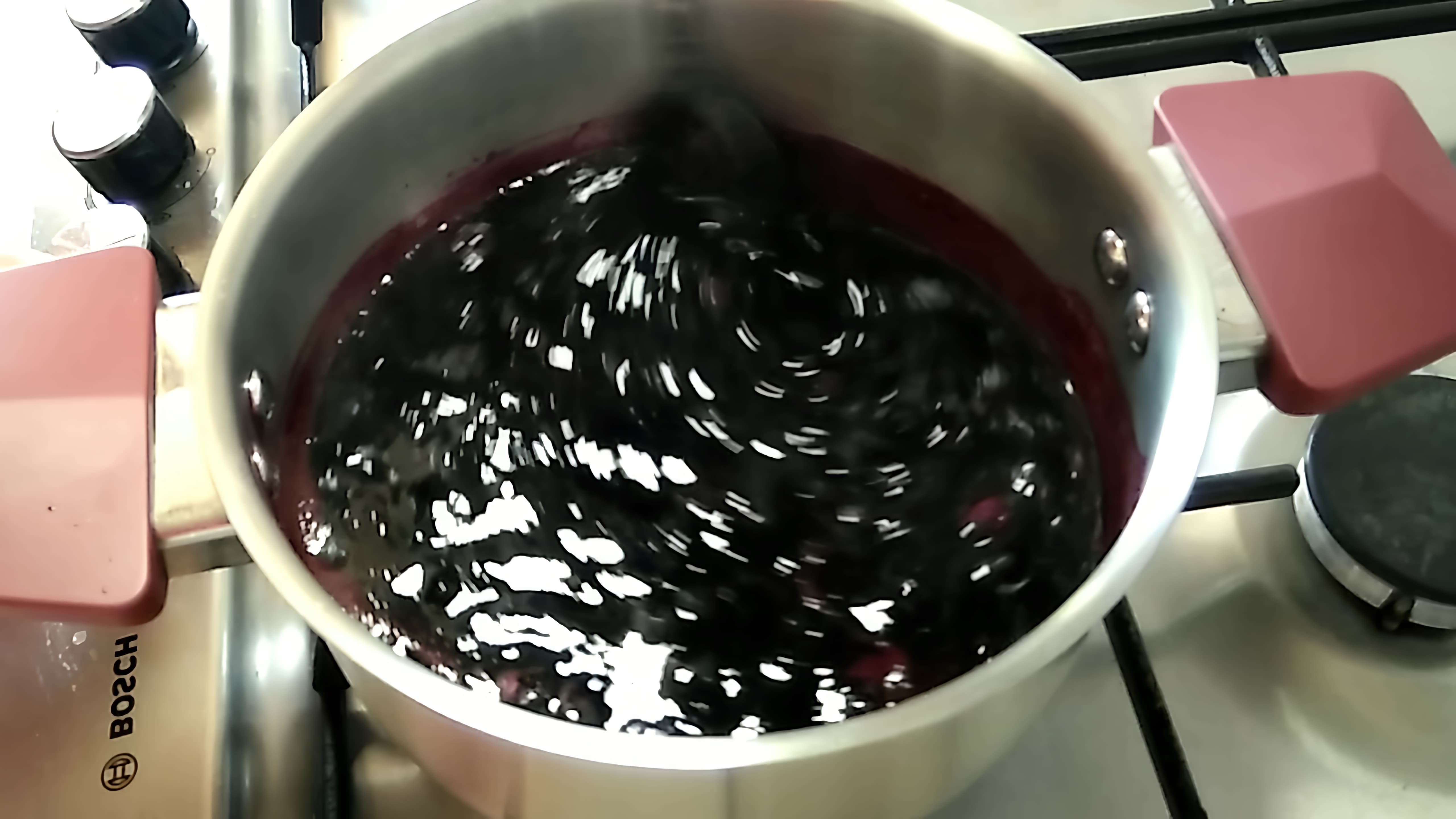 В этом видео Людмила показывает, как приготовить вкусный и полезный конфитюр из черной смородины всего за 10 минут
