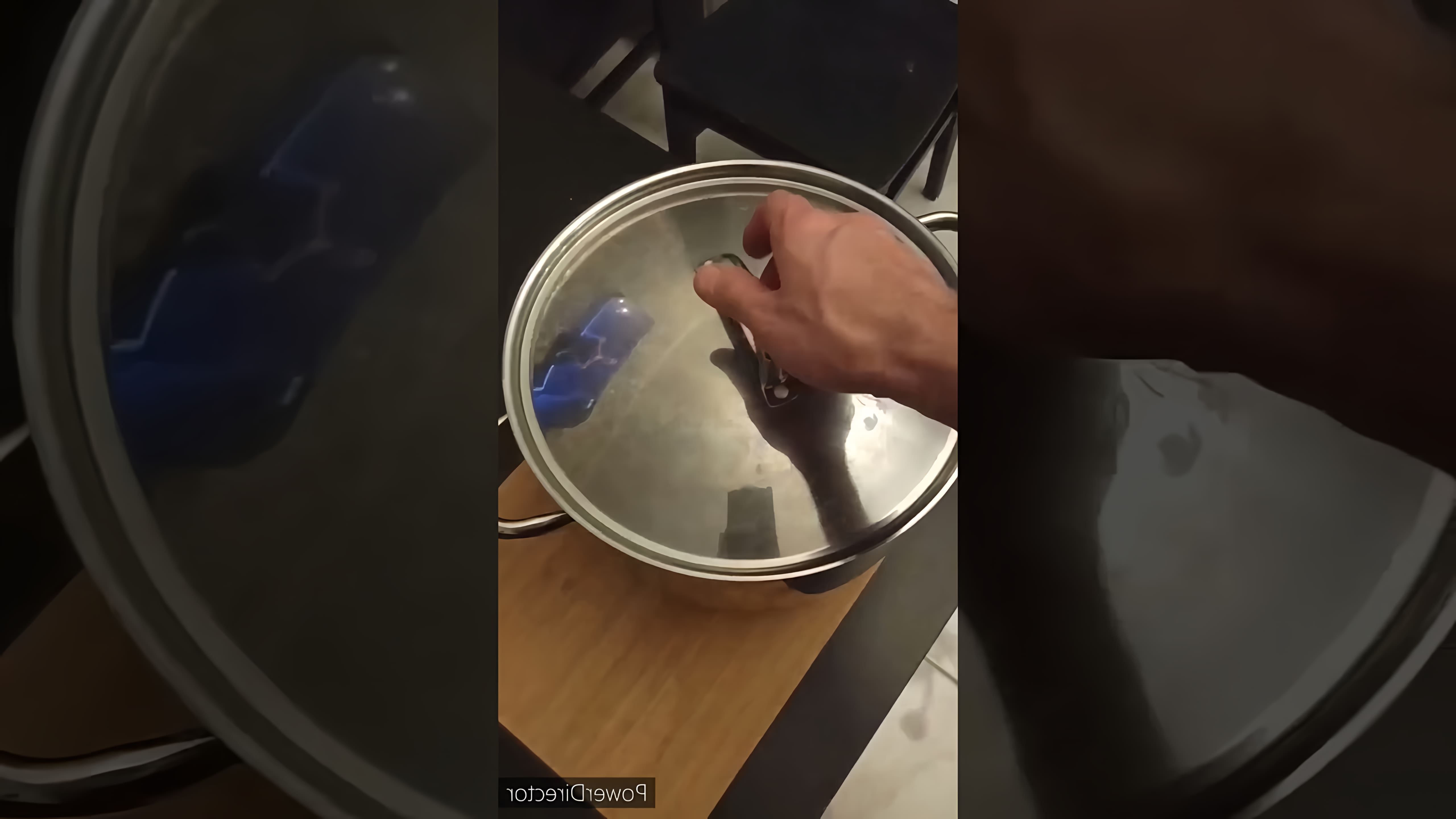 В этом видео демонстрируется процесс приготовления цукатов из тыквы