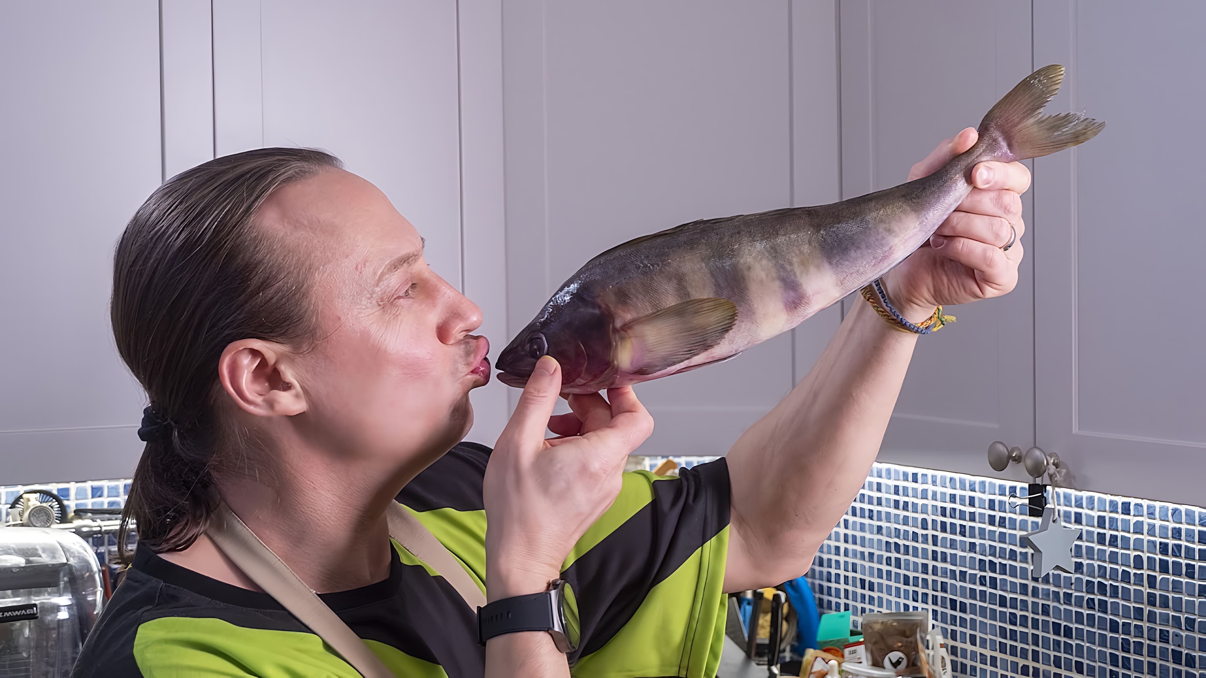 Видео рецепт жареной рыбы с хрустящим панировочным слоем и гуакамоле в качестве гарнира