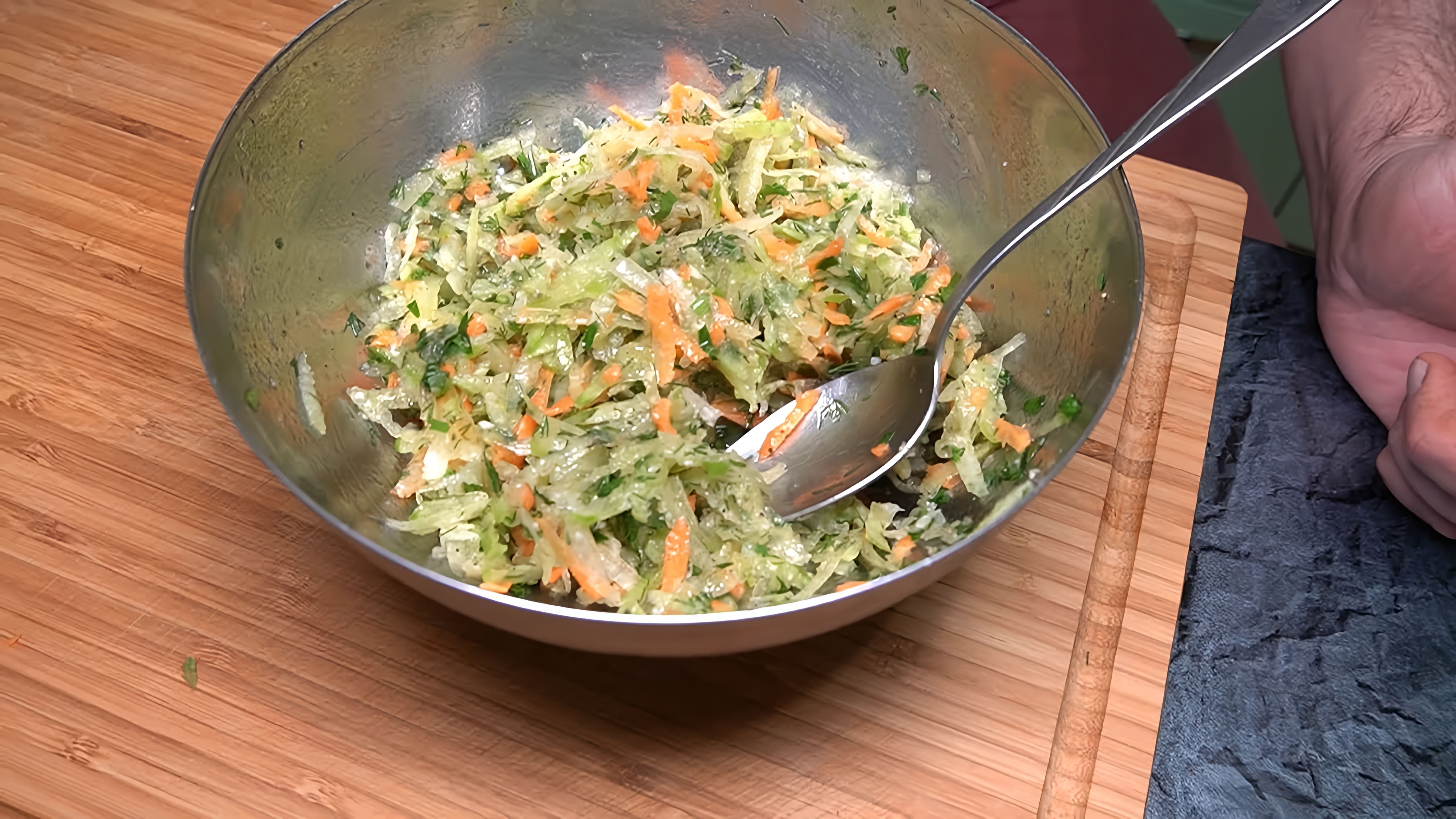 В этом видео демонстрируется процесс приготовления салата из зеленой редьки, также известной как маргеланская редька