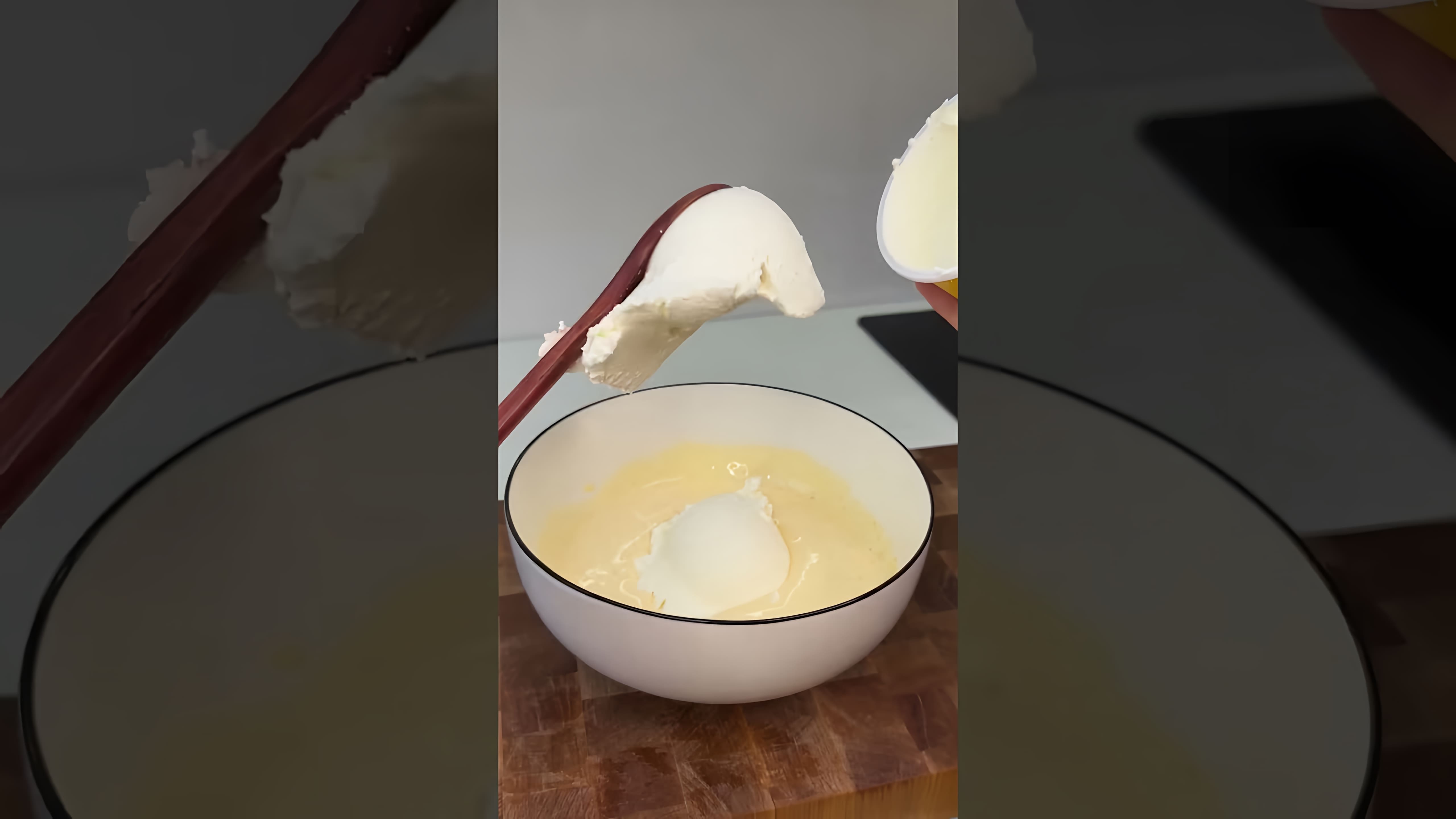 В этом видео мы видим, как готовится популярный итальянский десерт - тирамису